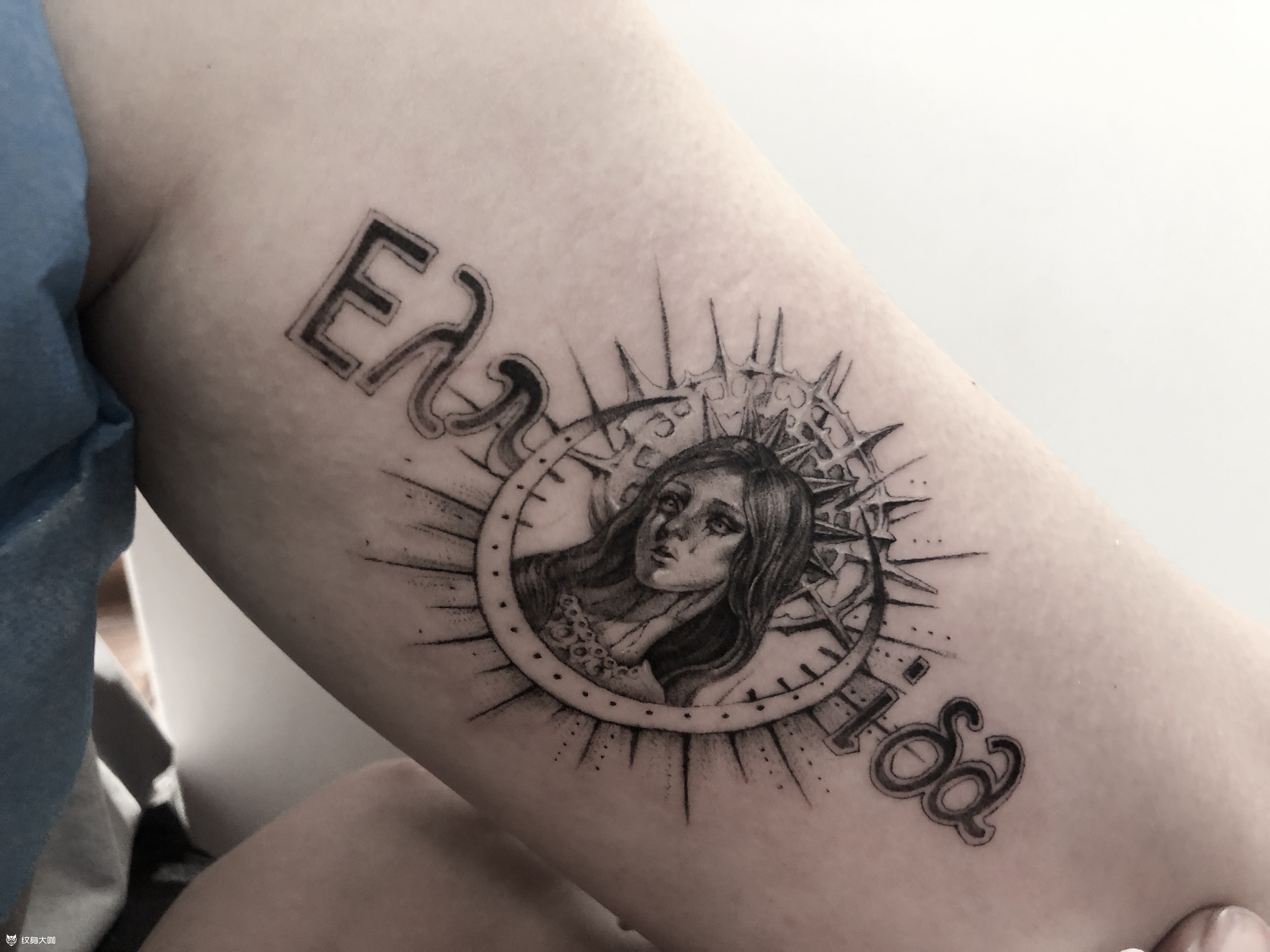 客人要求:太阳,月亮,希腊文中的保护者与希望的文字,公主与骑士的