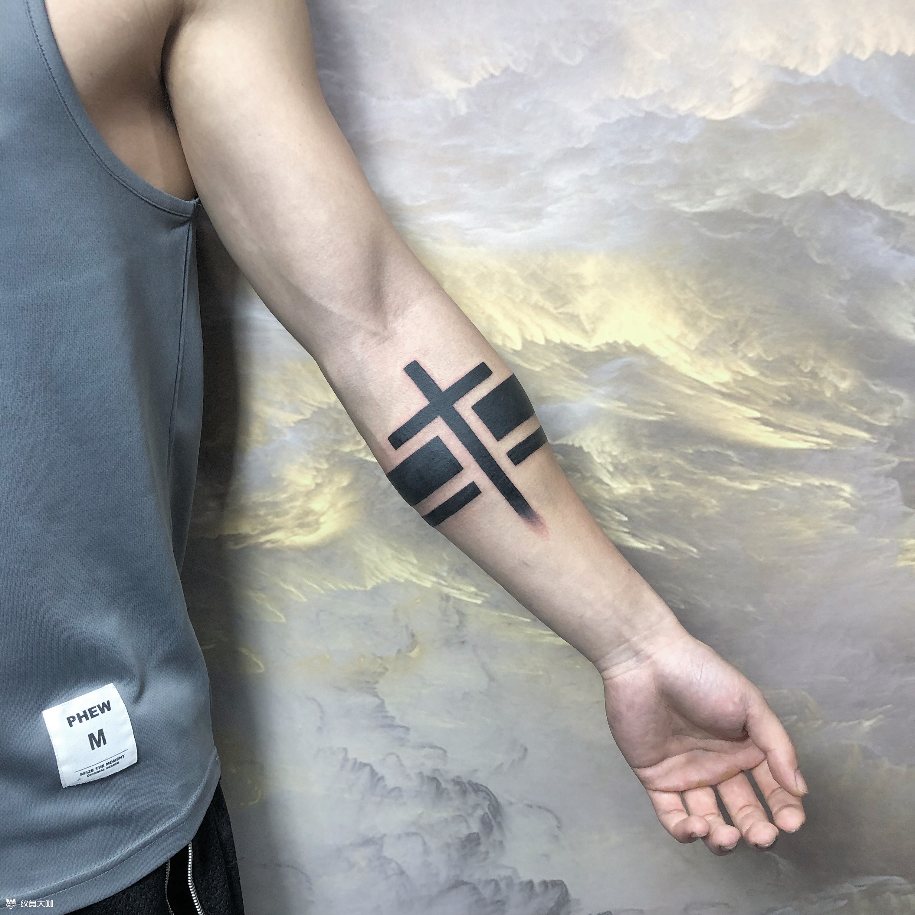 泉州谛吾刺青 健身教练定制设计臂环94  泉州纹身 十字架纹身 小臂