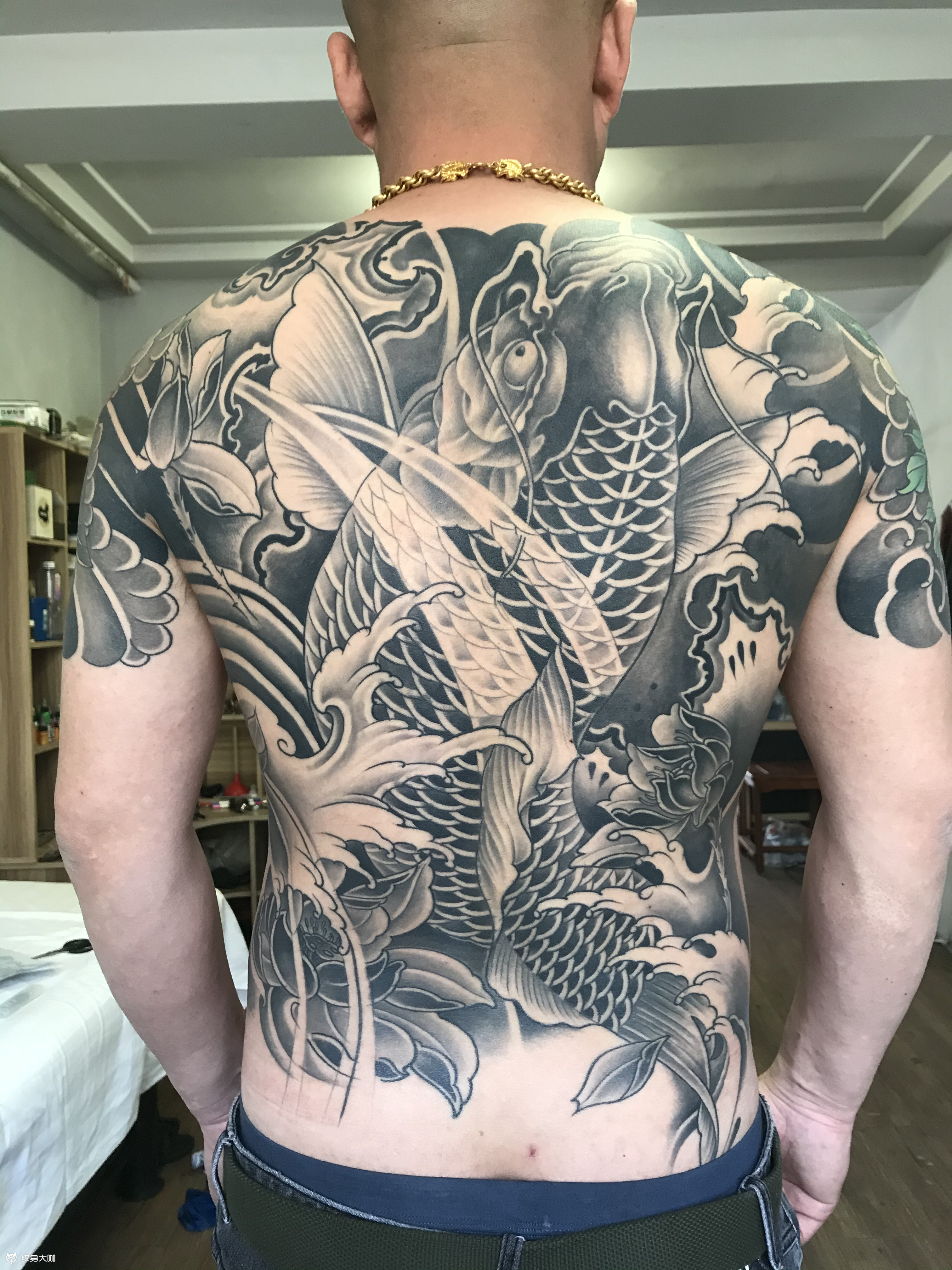 满背鲤鱼_纹身图案手稿图片_赤峰瘦人琪哥的纹身作品集