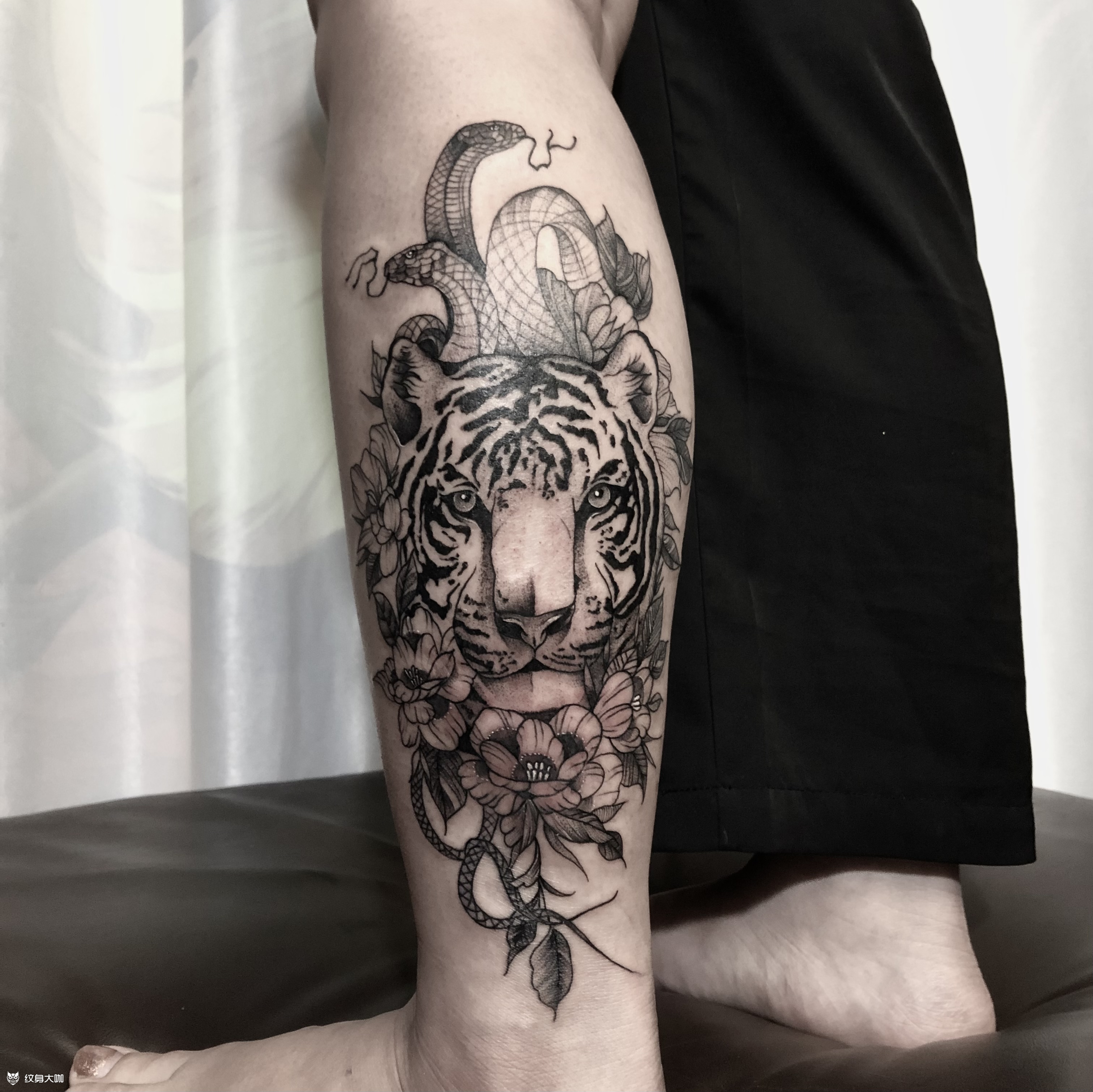 老虎素花纹身