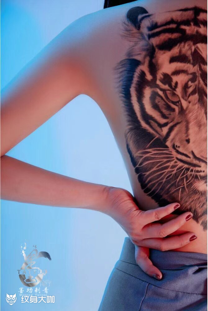 本店作品 —— 写实满背老虎91, 美女说,只给拍一半做广告, 怕别人