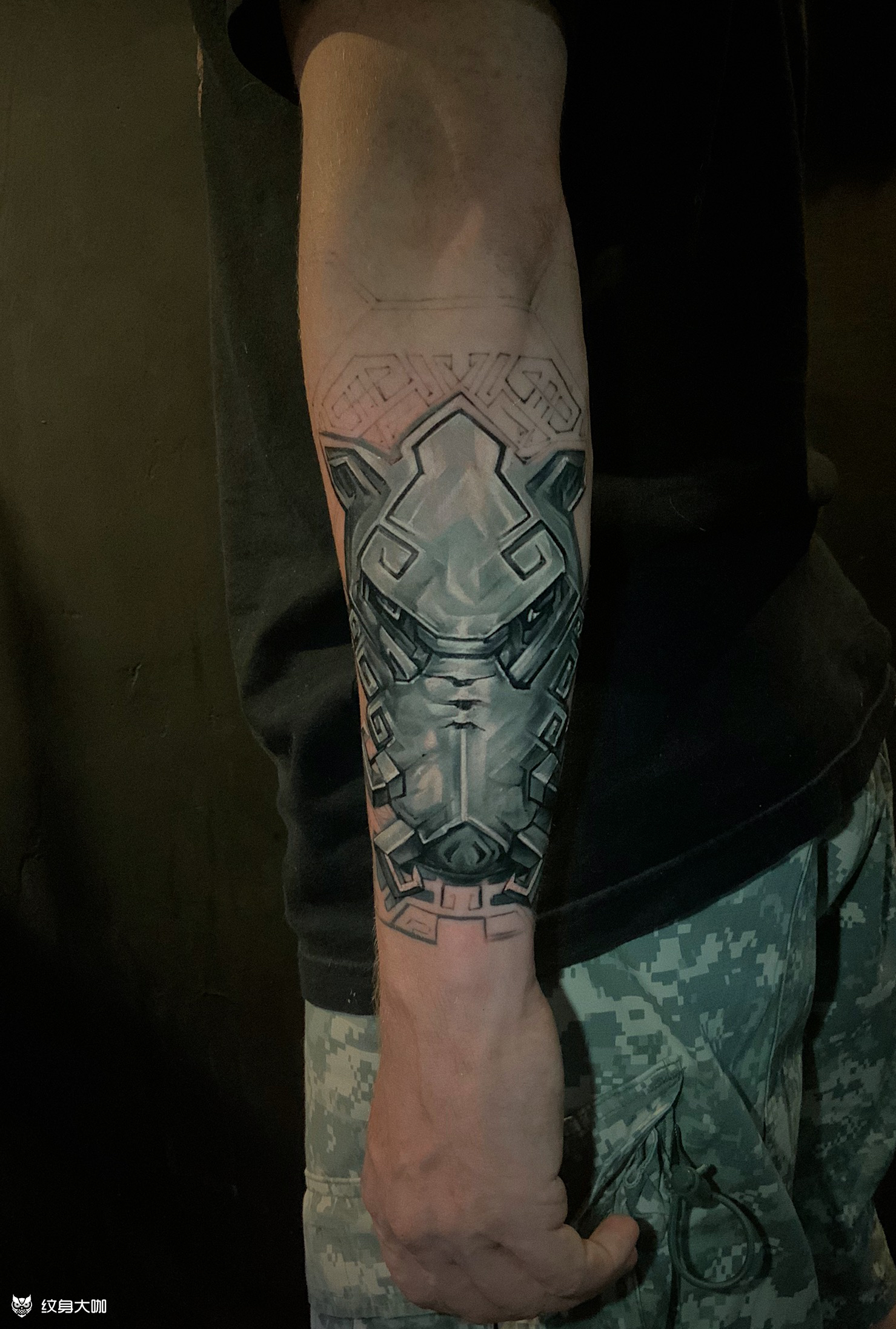 作品简介:花臂局部.小臂部分铠甲猪勇士