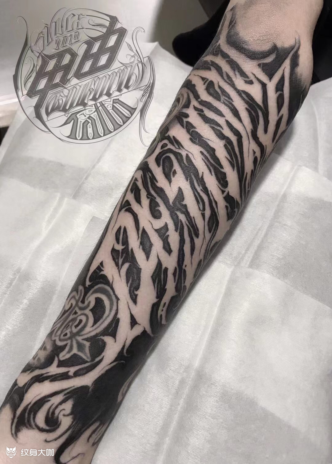 作品简介:今日黑臂填空 镂空源流