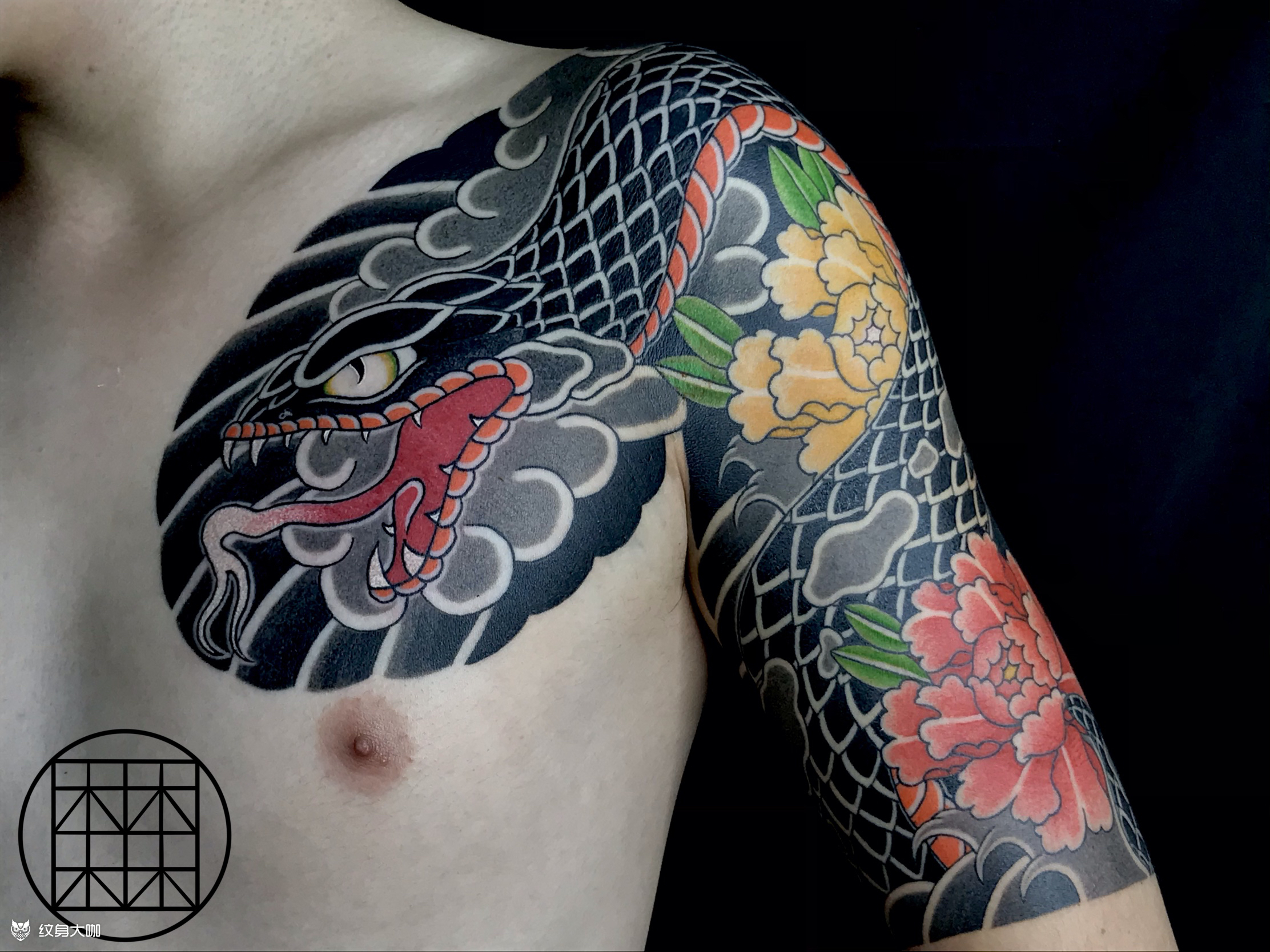 蛇盘牡丹纹身花臂图片