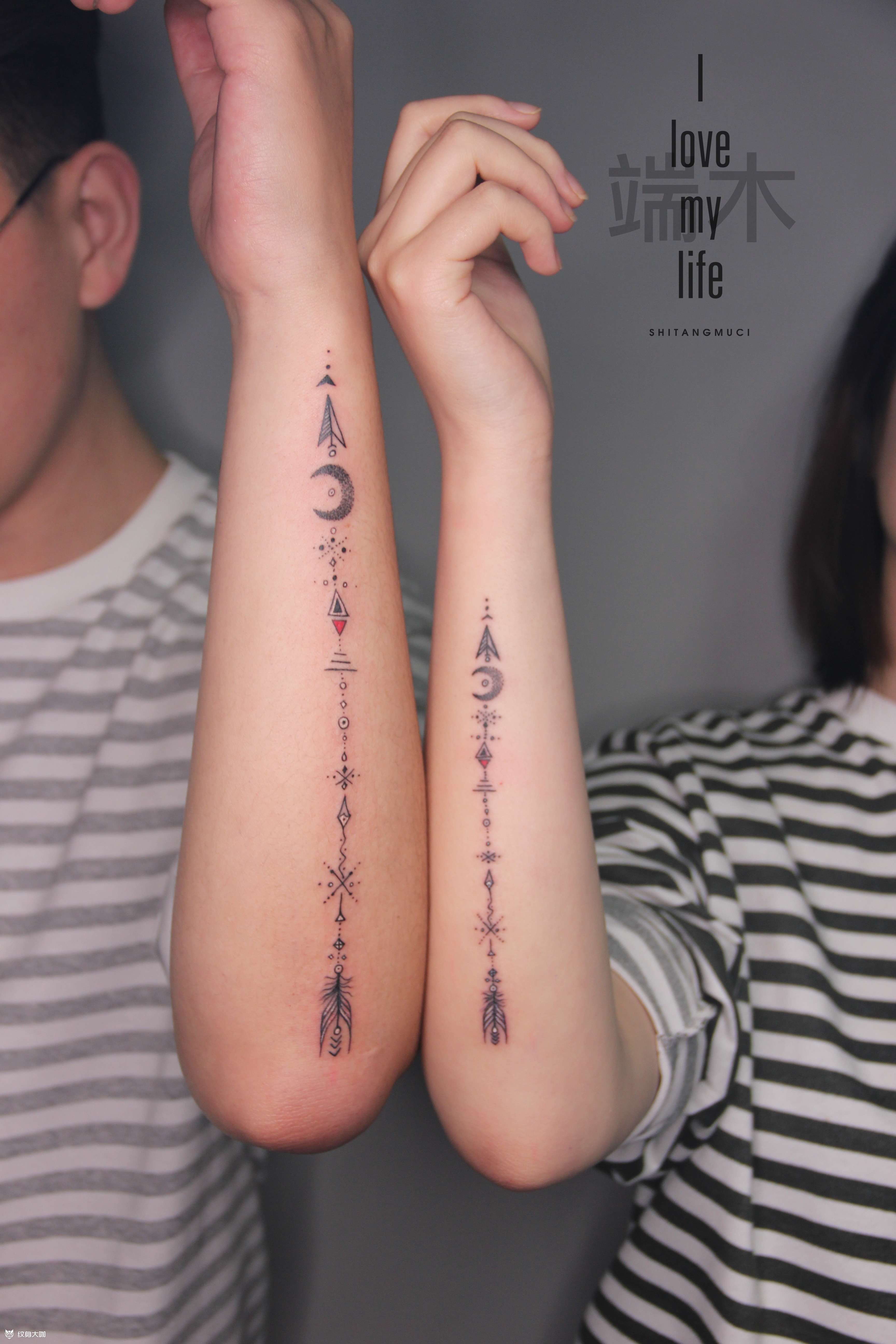 作品简介:很特别的一对情侣纹身,有种玛雅图腾的韵味,其中符号都有