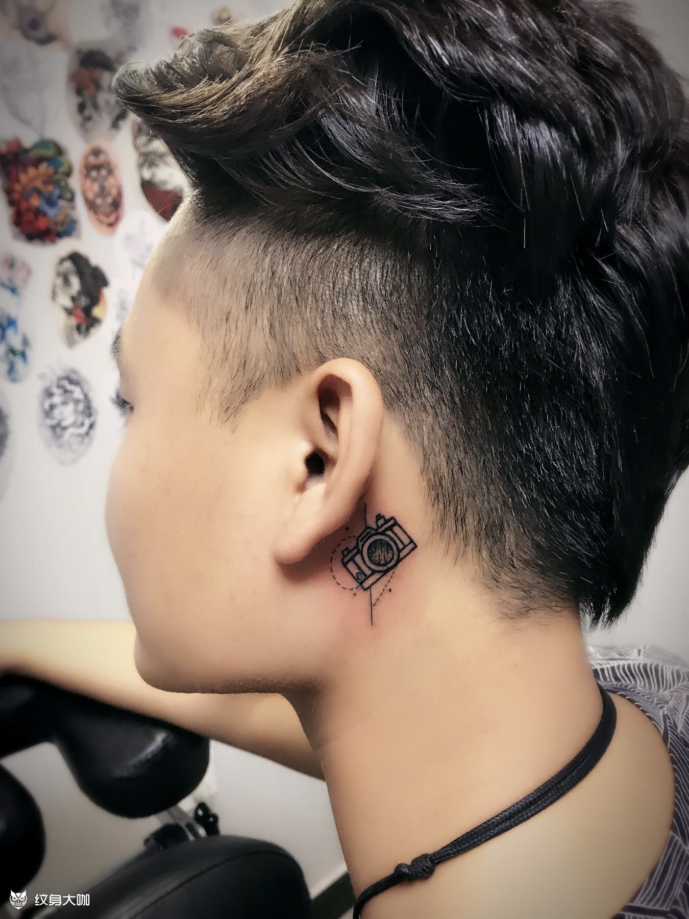 耳后相机纹身