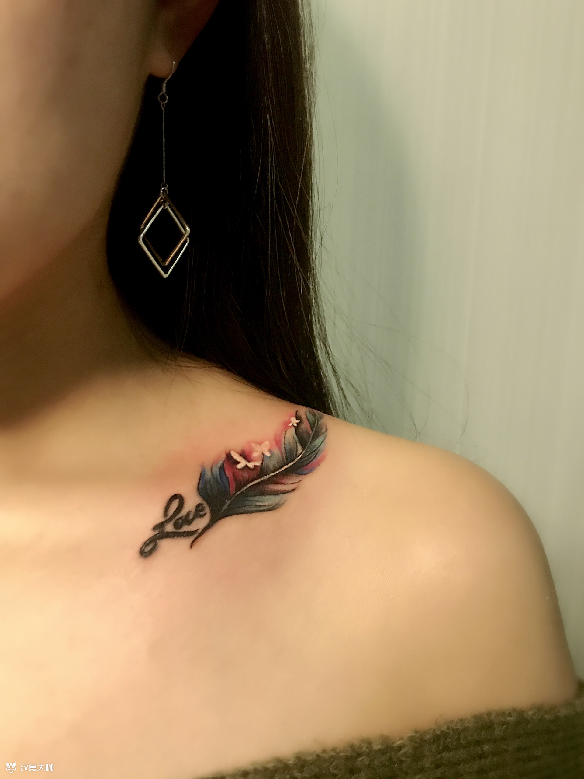 锁骨纹身修改羽毛与蝴蝶