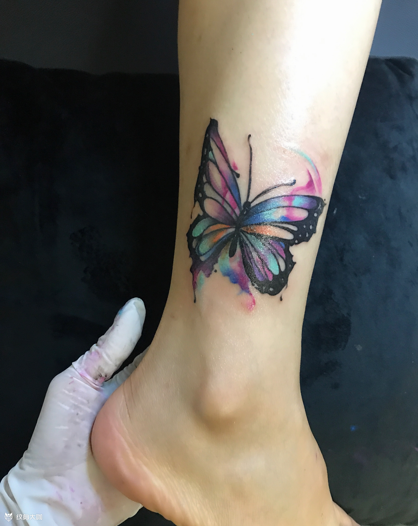 脚踝旧纹身遮盖蝴蝶
