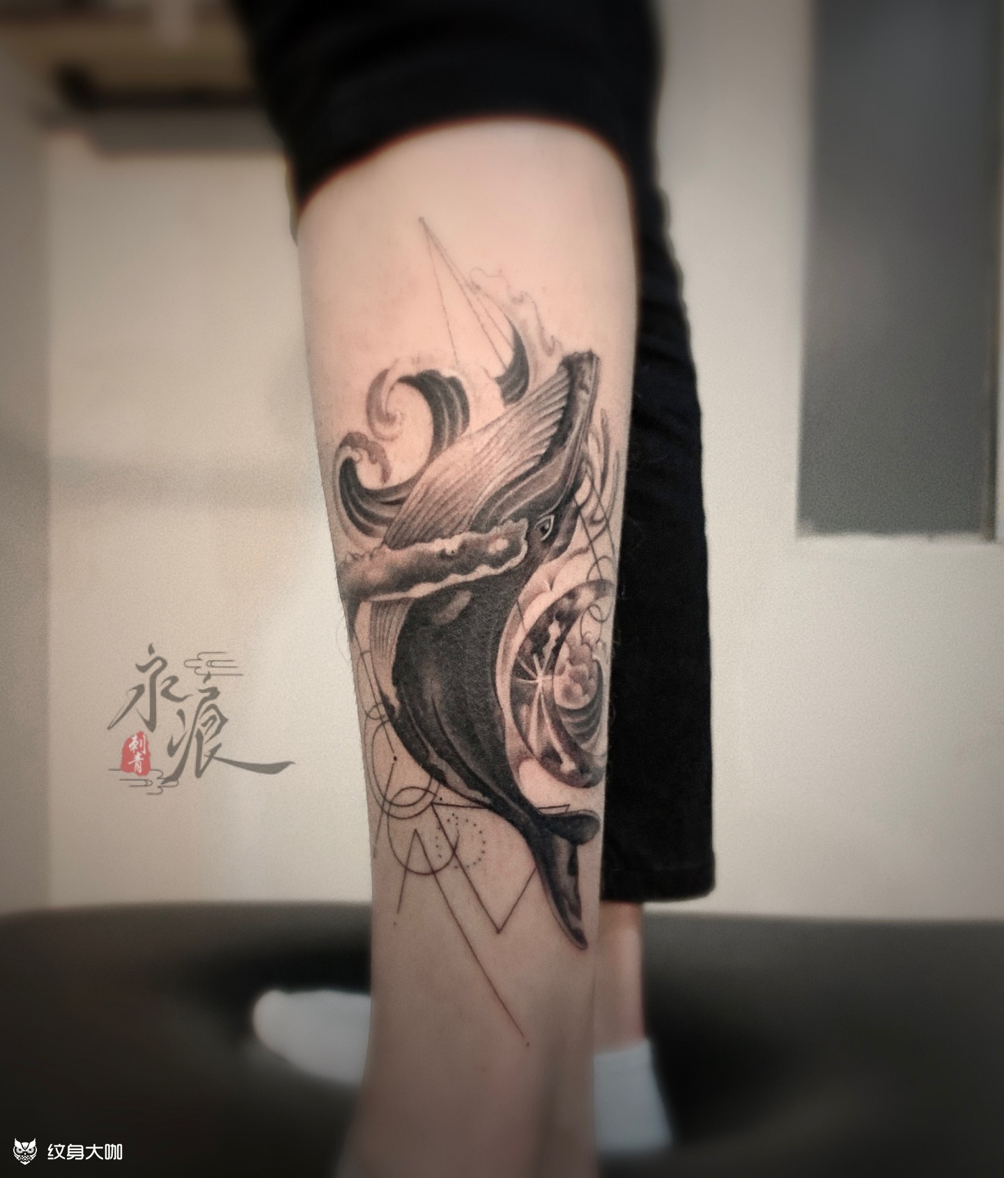 脚踝几何鲸鱼纹身