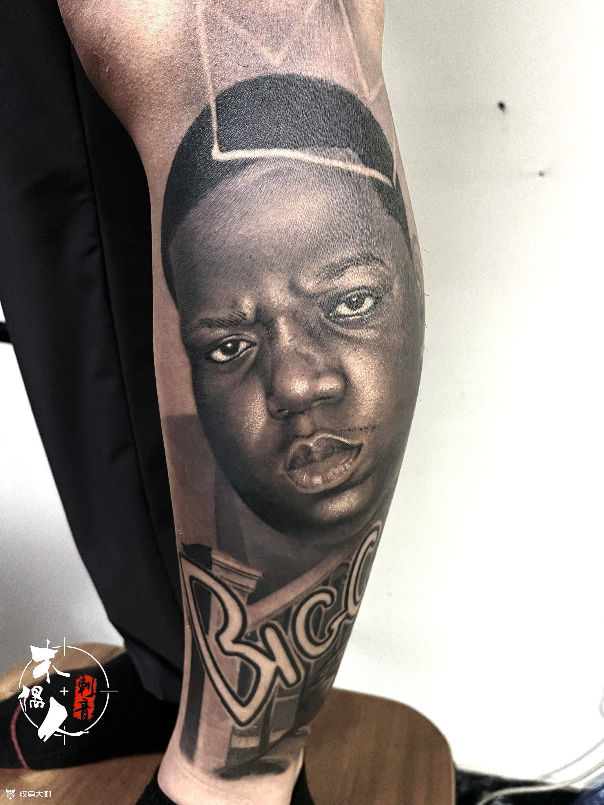 biggie一位黑人说唱歌手