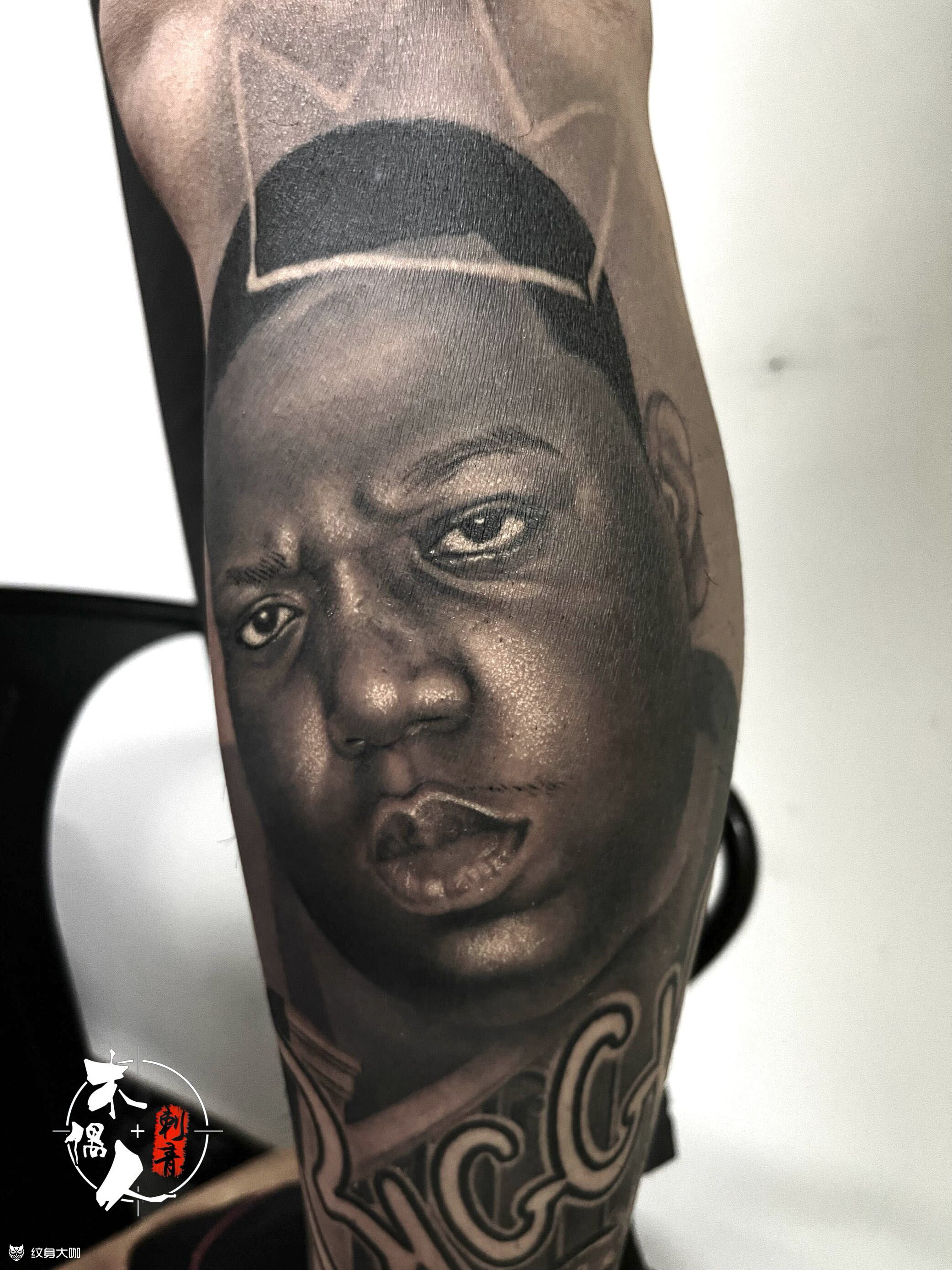 biggie一位黑人说唱歌手