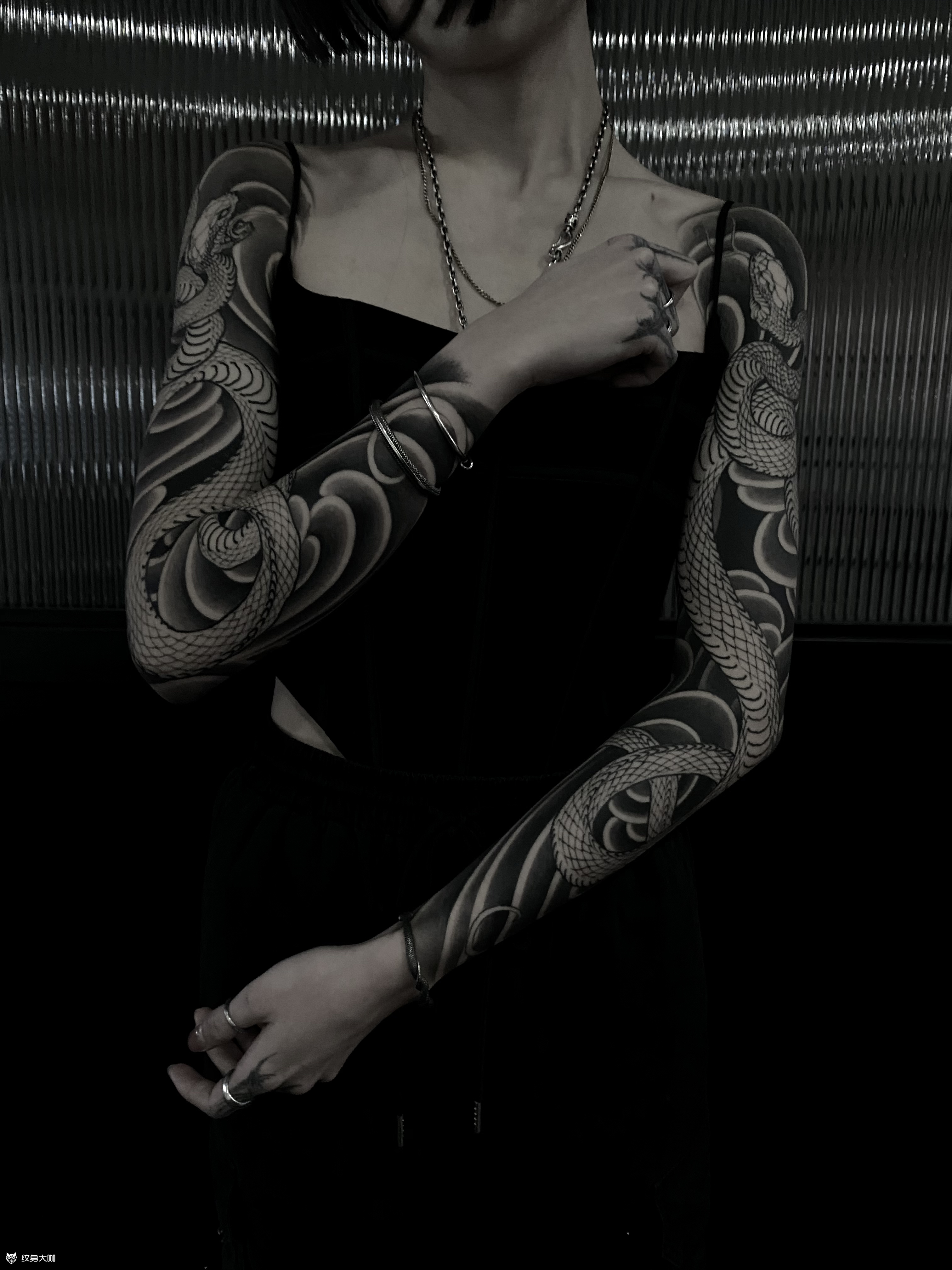 双蛇花臂的女孩