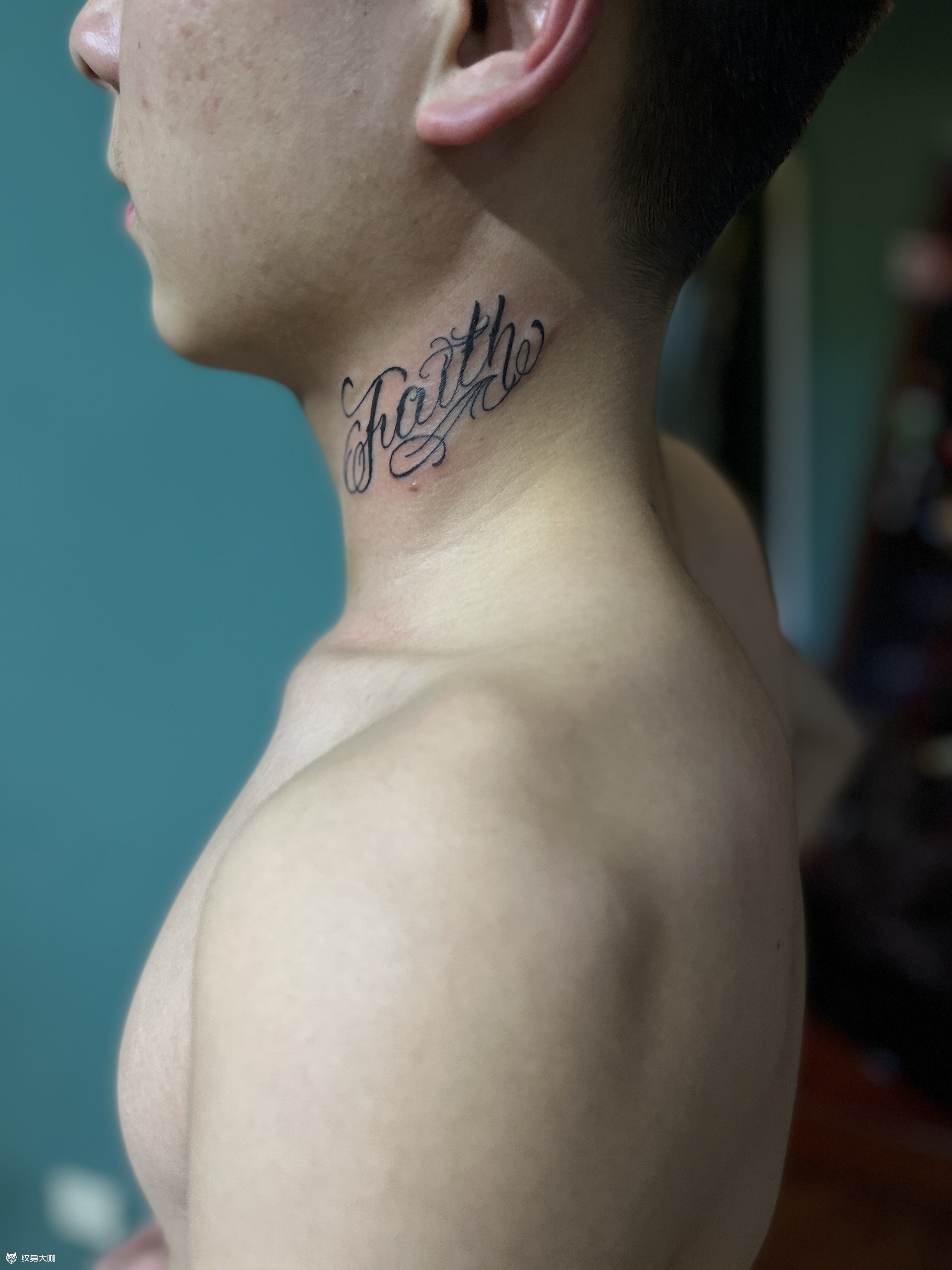 脖子花体字帅哥自带图,来这里_纹身吧社区 - 纹身大咖