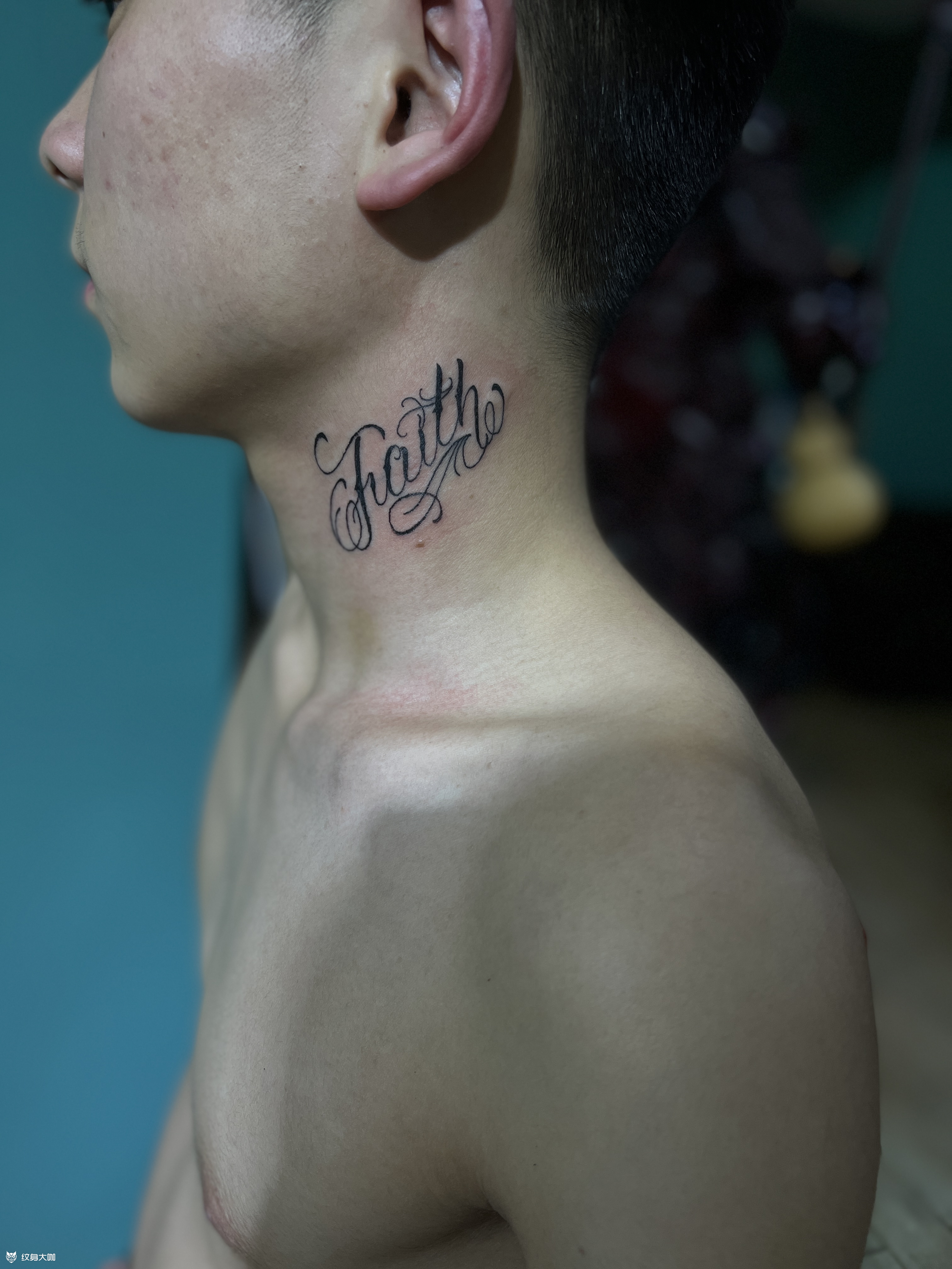 脖子花体字帅哥自带图,来这里_纹身吧社区 - 纹身大咖