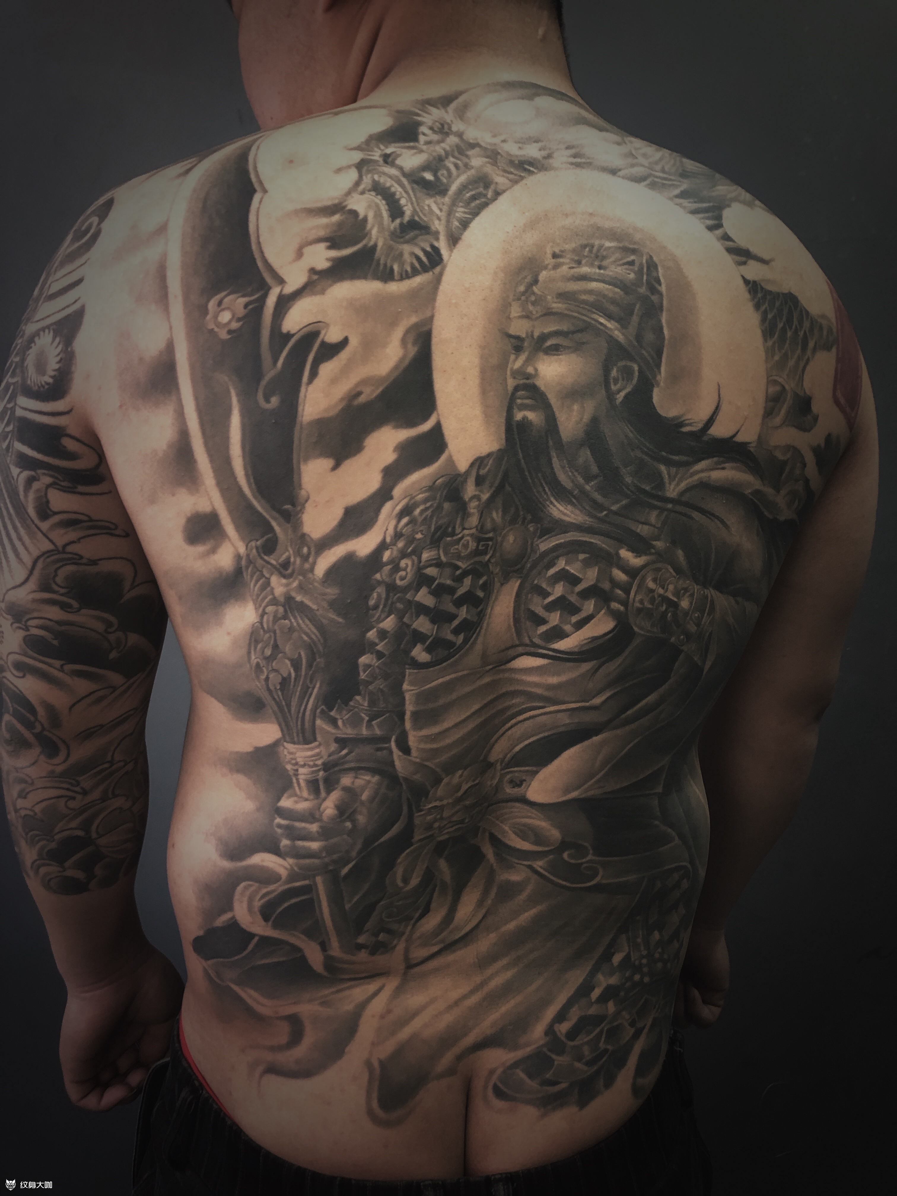 恢复一年后的满背关公