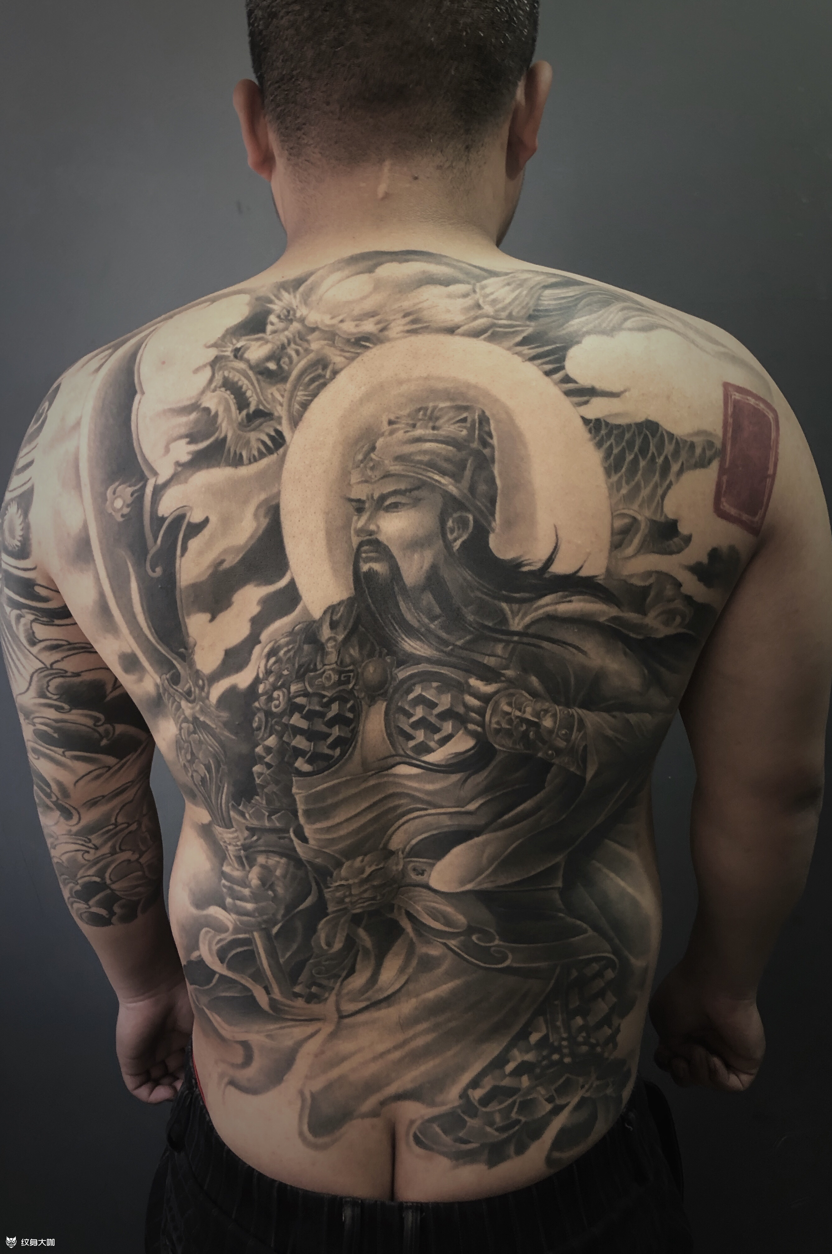 恢复一年后的满背关公