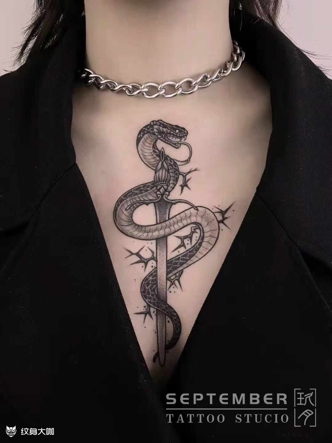 胸口 蛇纹身