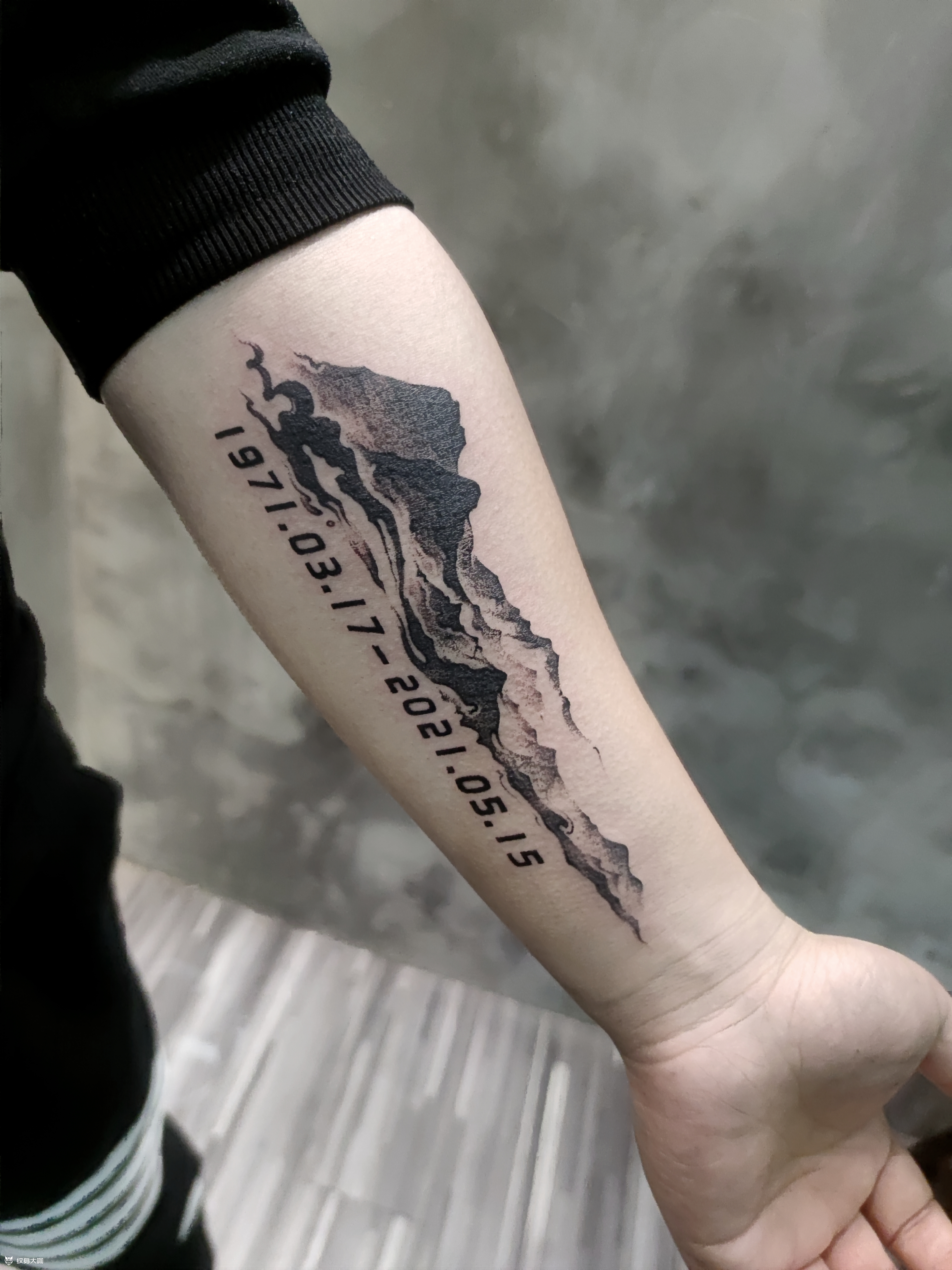 父亲的小名叫小山,想在2021的最后一天纹上一个纹身来纪念天堂的父亲!