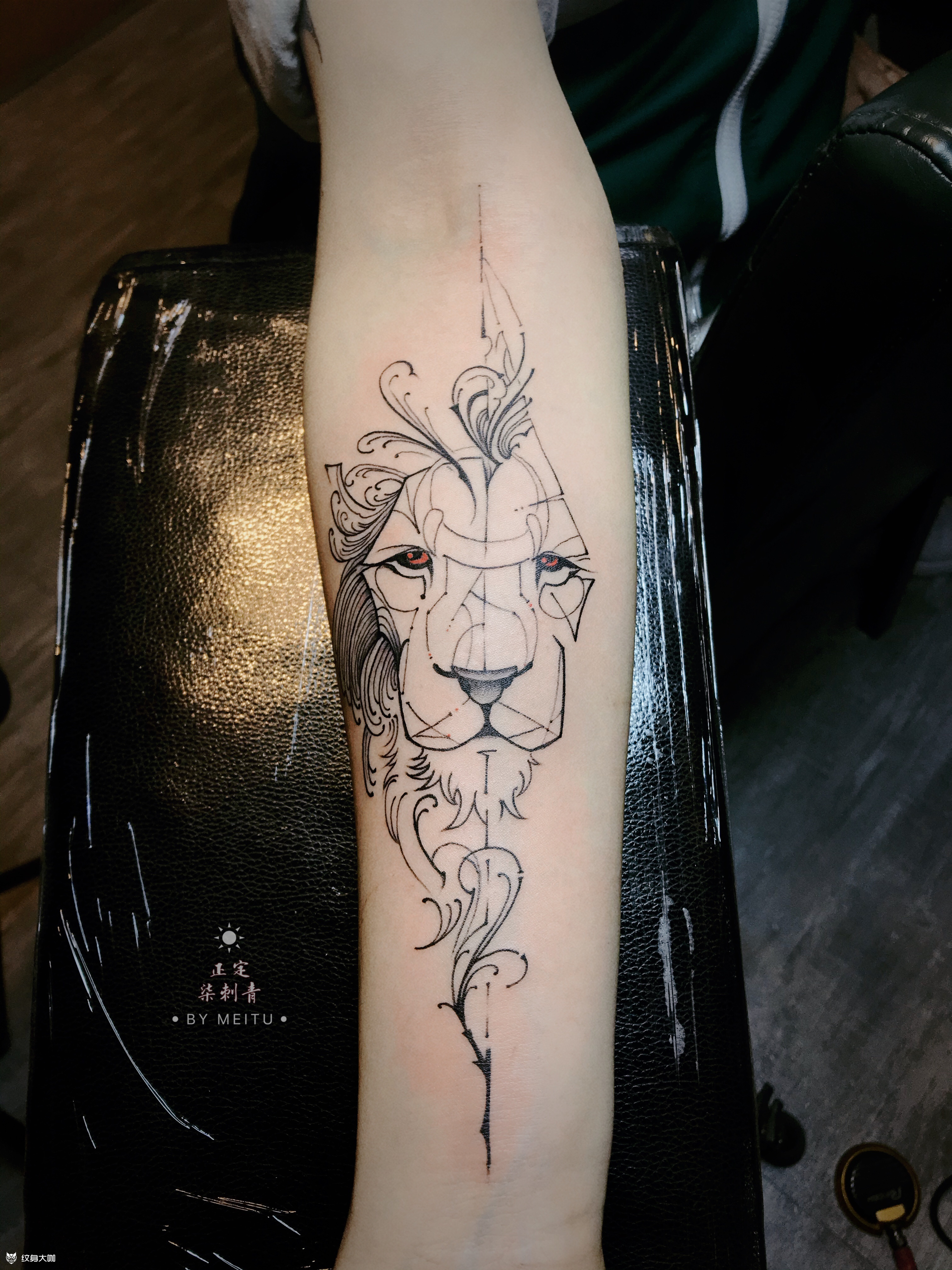 朴宰范狮子纹身图案图片