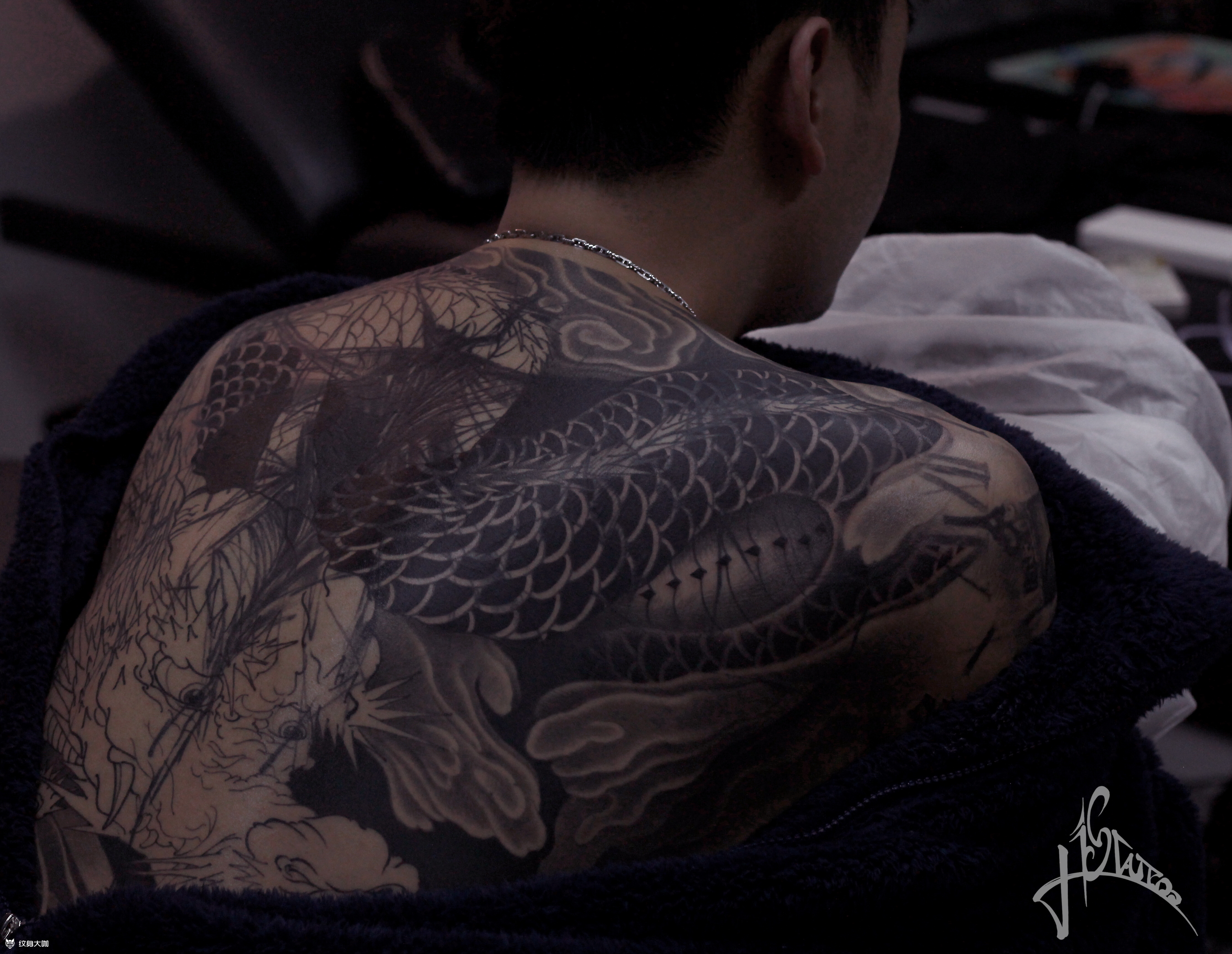 遮盖老纹身满背龙