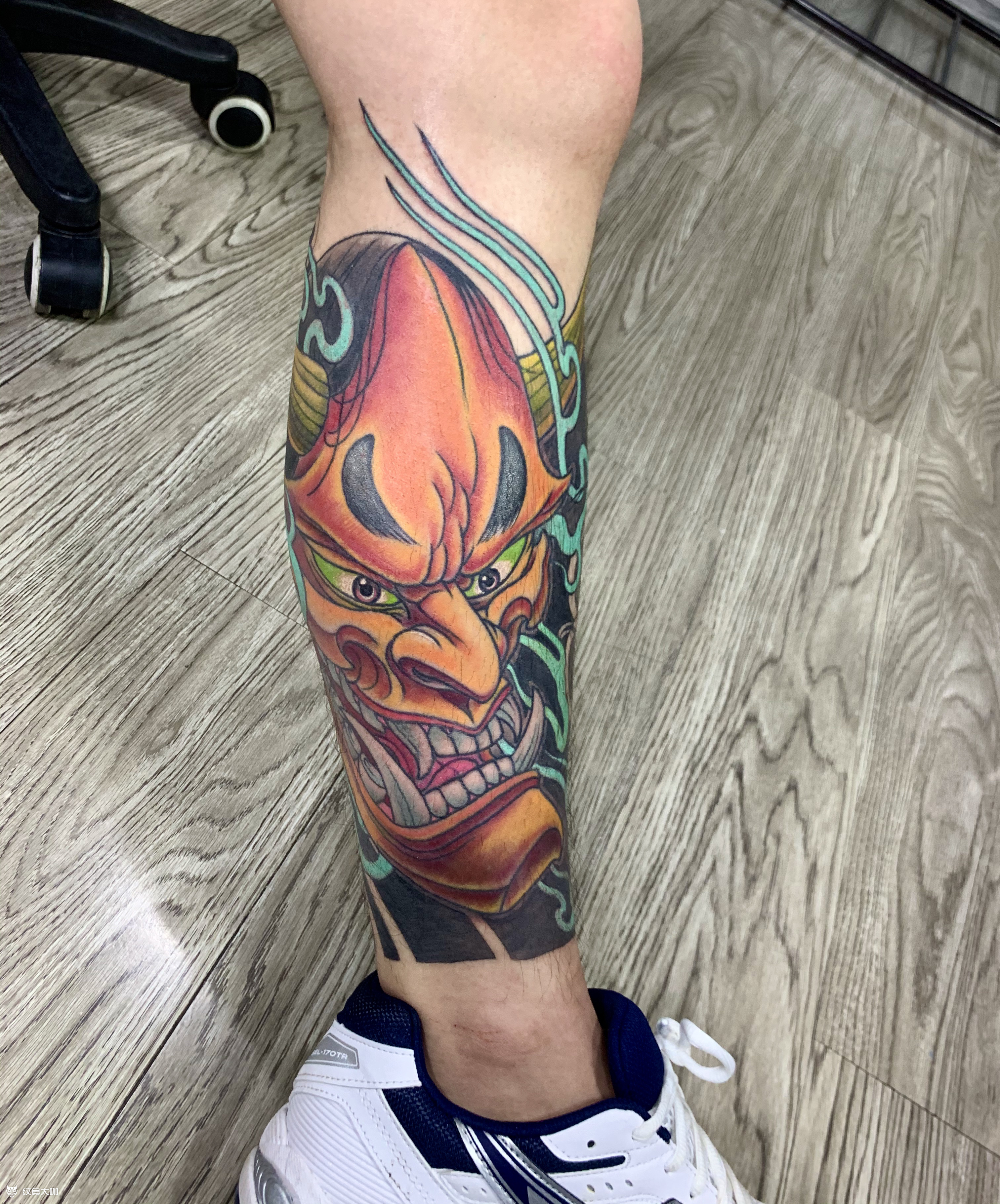 作品简介:帅哥的小腿般若纹身