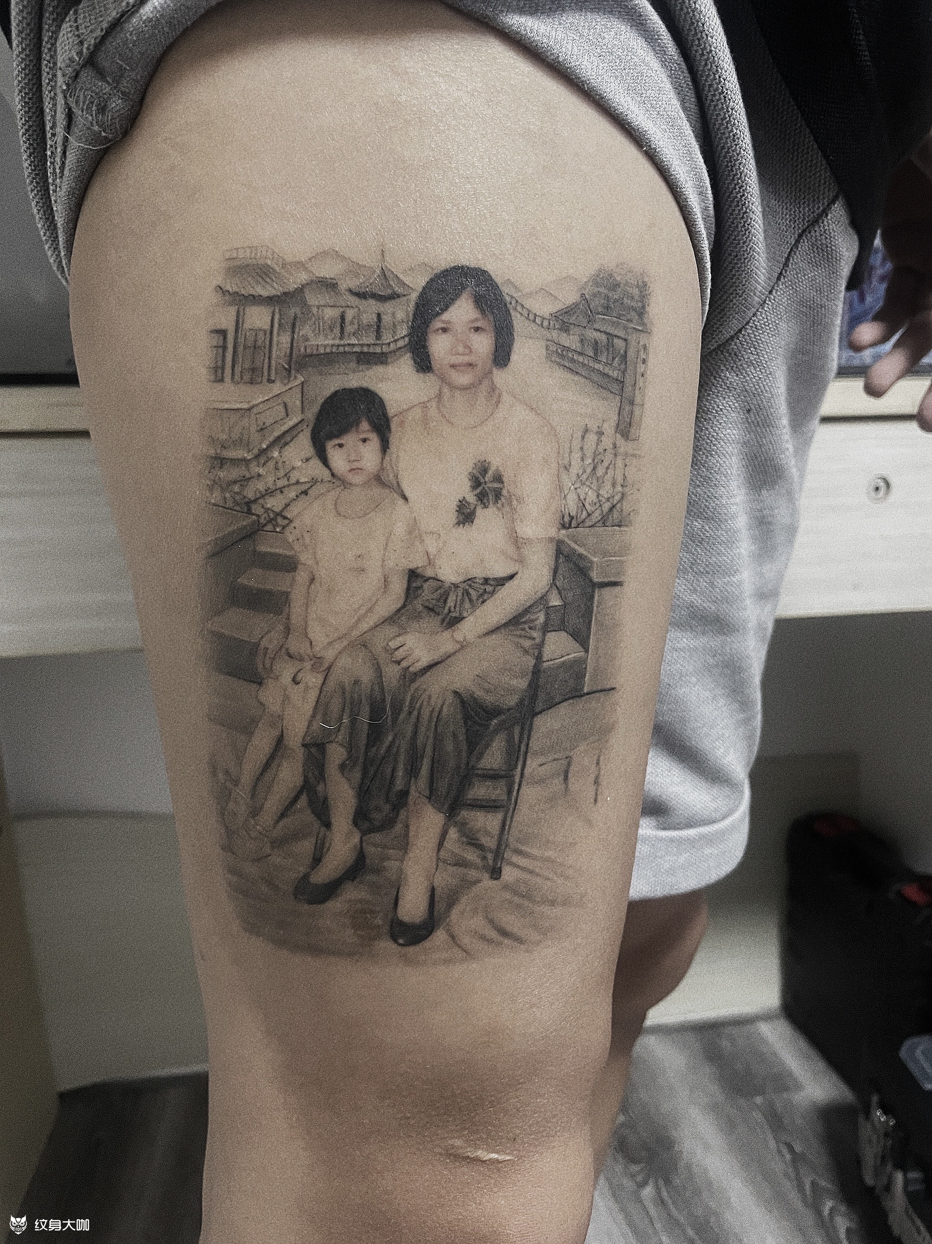 作品简介:客人对这个纹身很重视,这是对亲人的怀念,因为再也没有机会