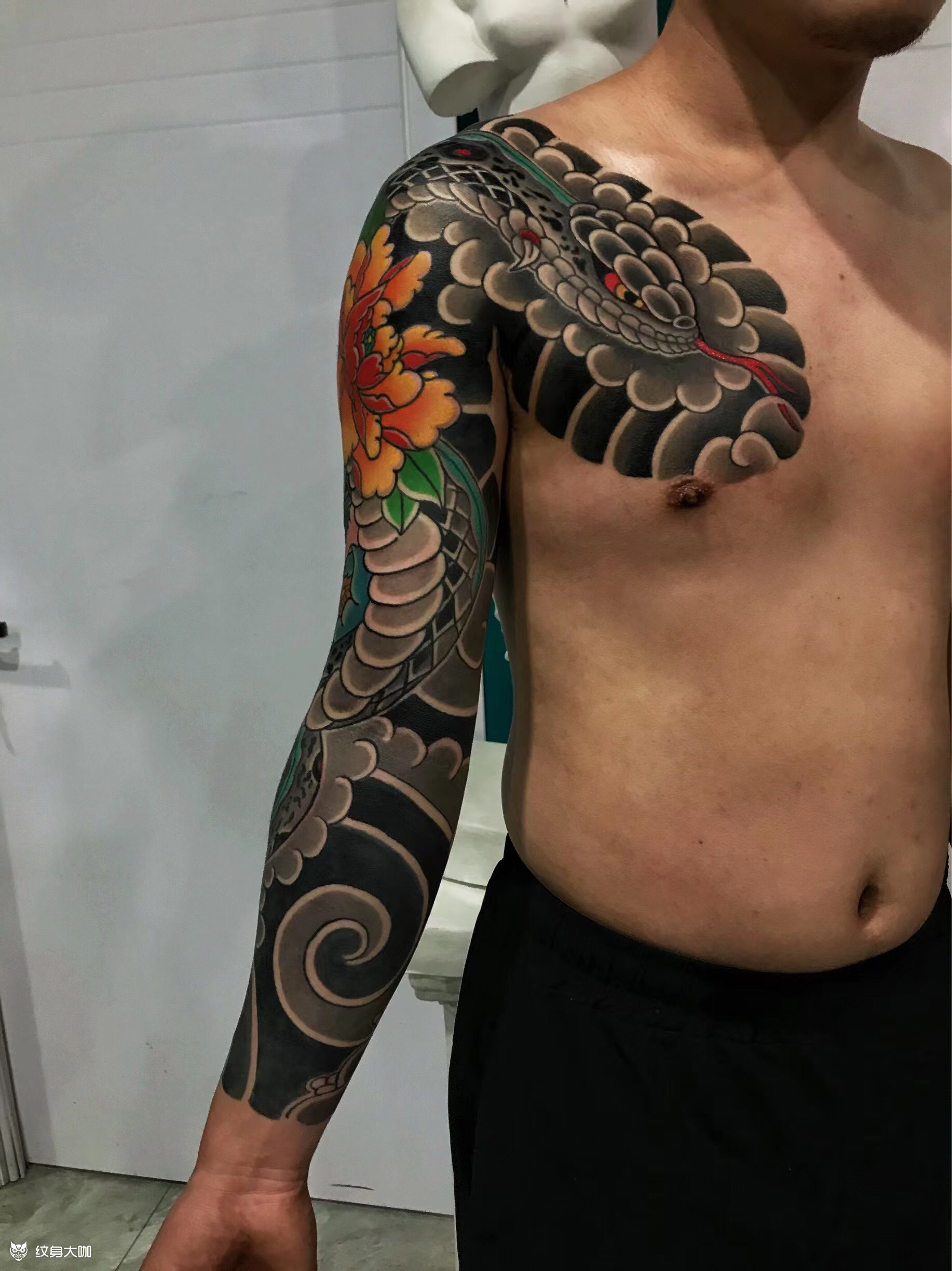 花臂半甲蛇盘牡丹完成