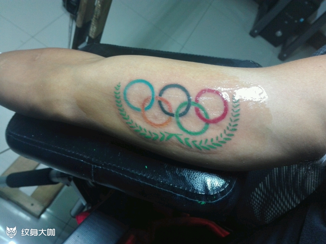 奥运五环纹身手臂图片