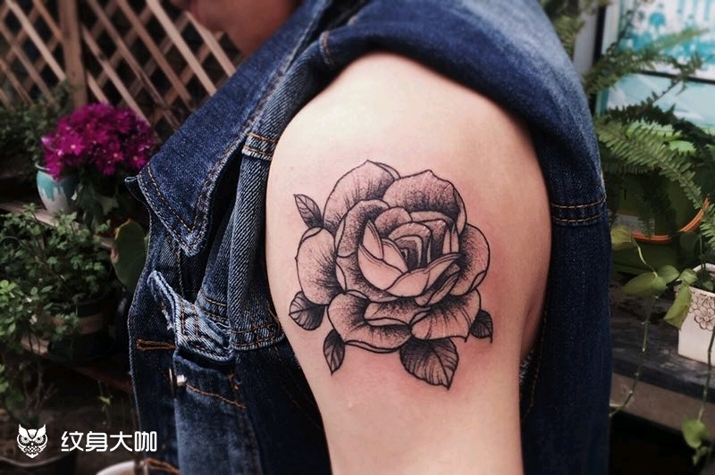 大臂纹身花