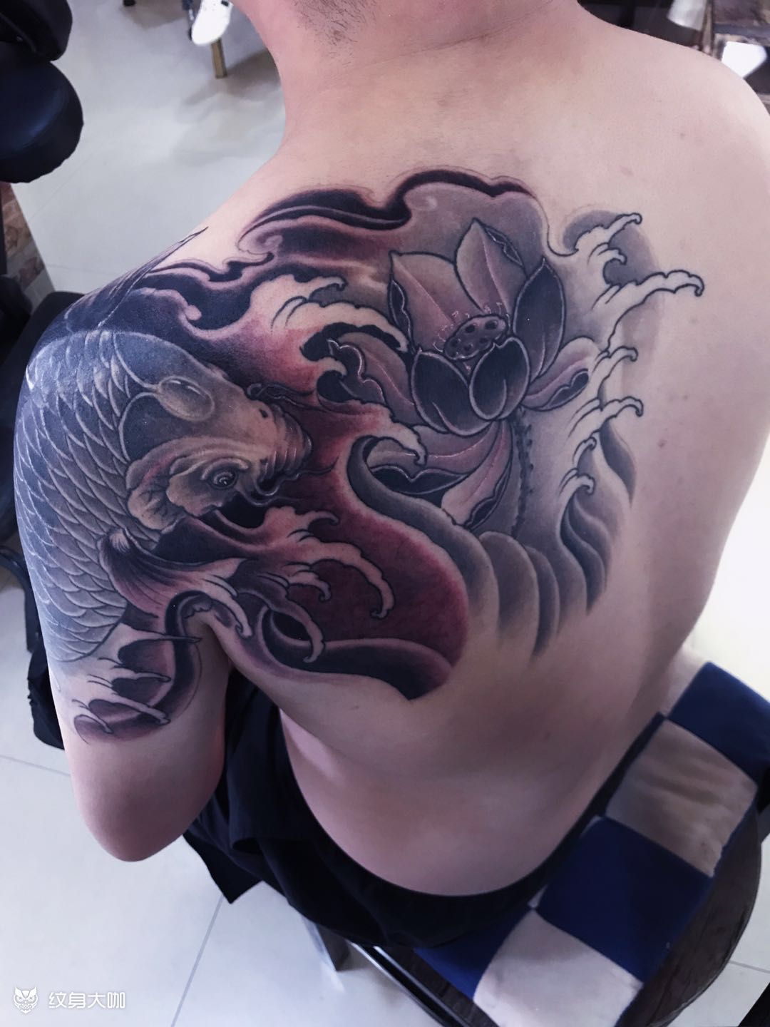 反半甲鲤鱼客人手臂有一个很黑_纹身吧社区 - 纹身大咖