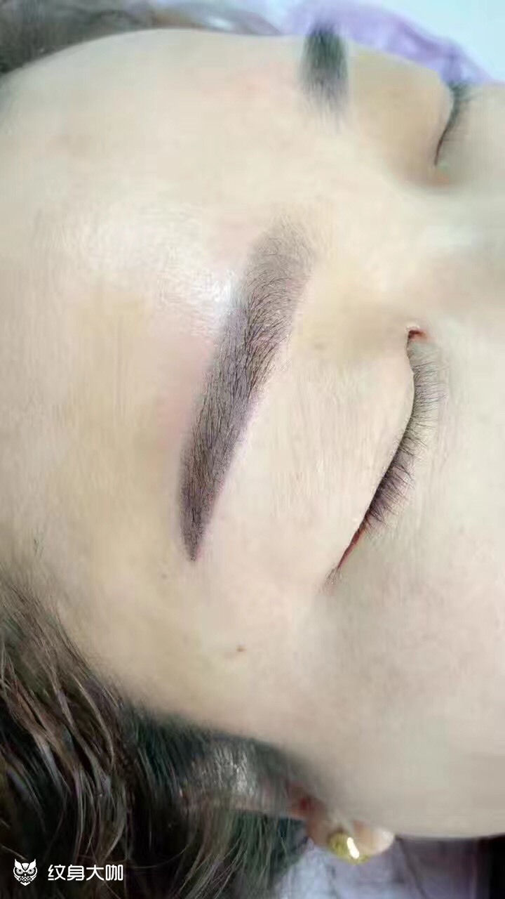 作品简介:自然雾眉完成,客人喜欢淡淡的效果,灰咖色很适合白皮肤哦