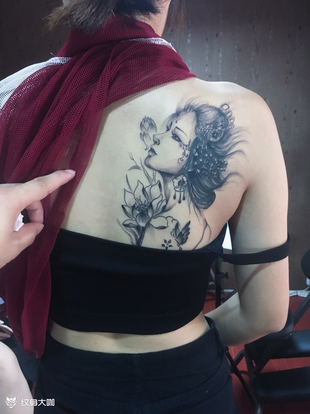 纹身图案女生后背图片