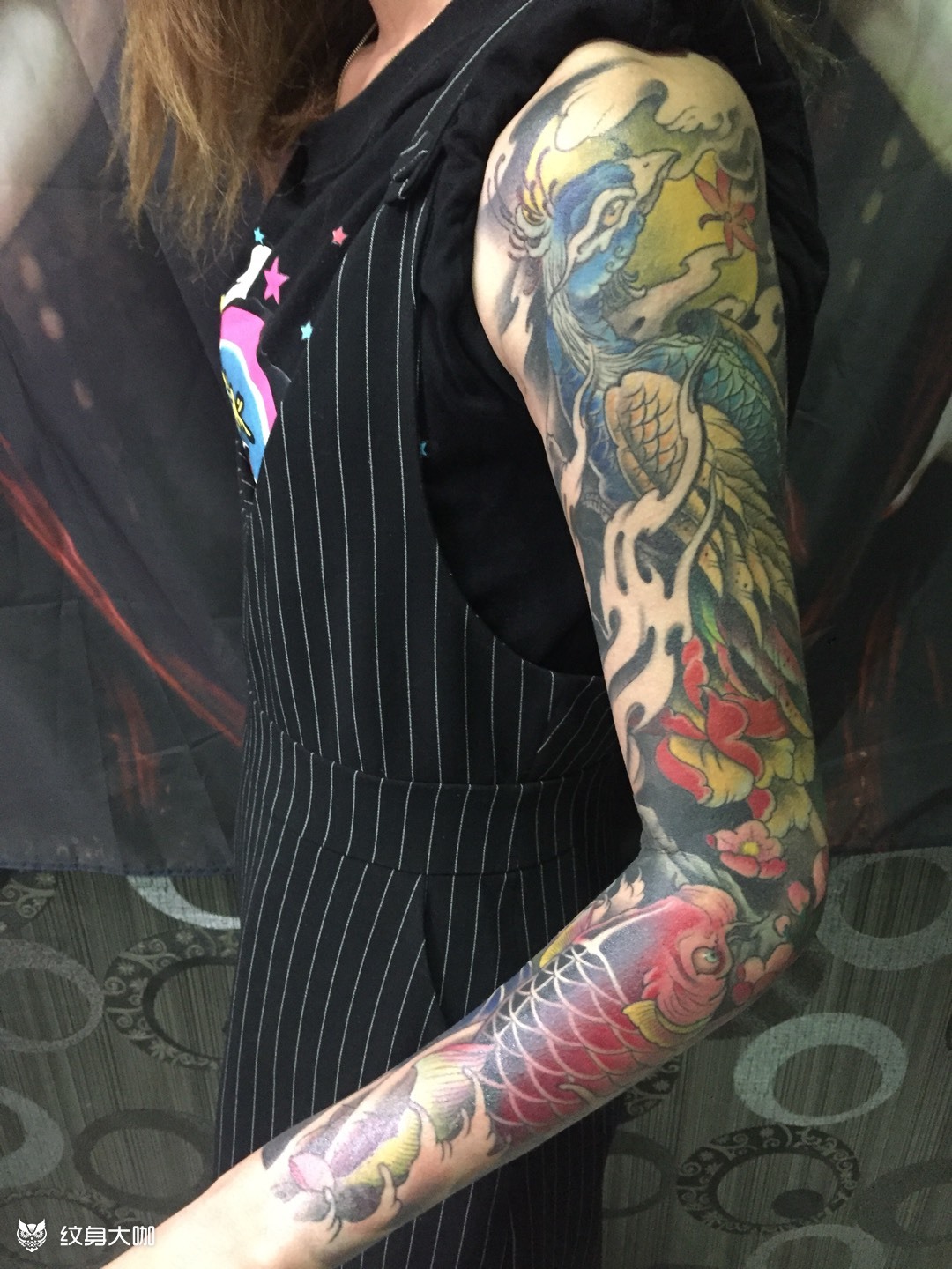 孔雀鲤鱼彩色花臂女士