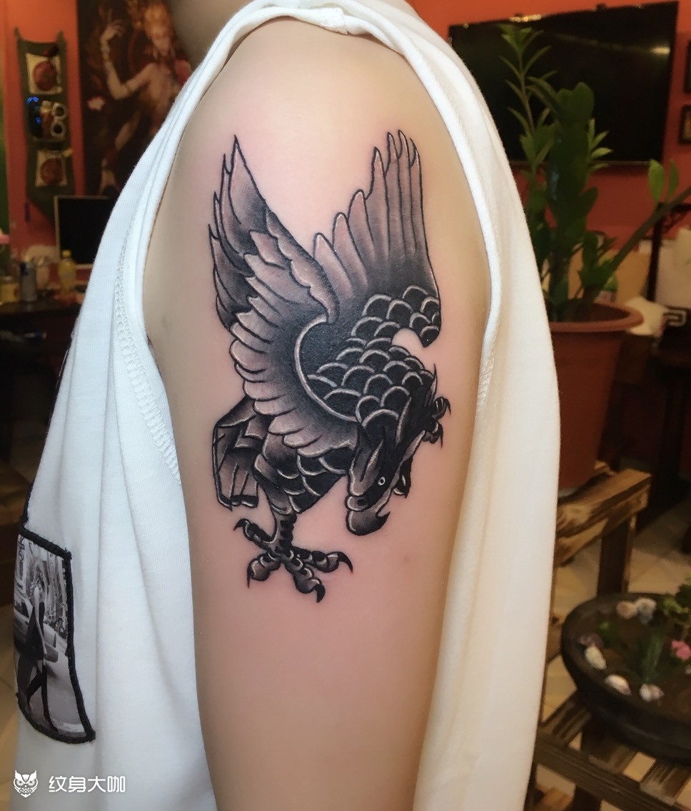 老鹰纹身图案半臂图片