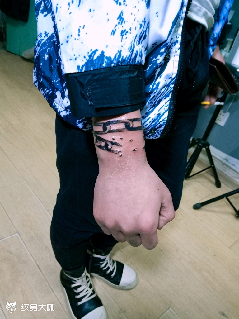 破碎的铁链_纹身图案手稿图片_针迹tattoo主理人的纹身作品集