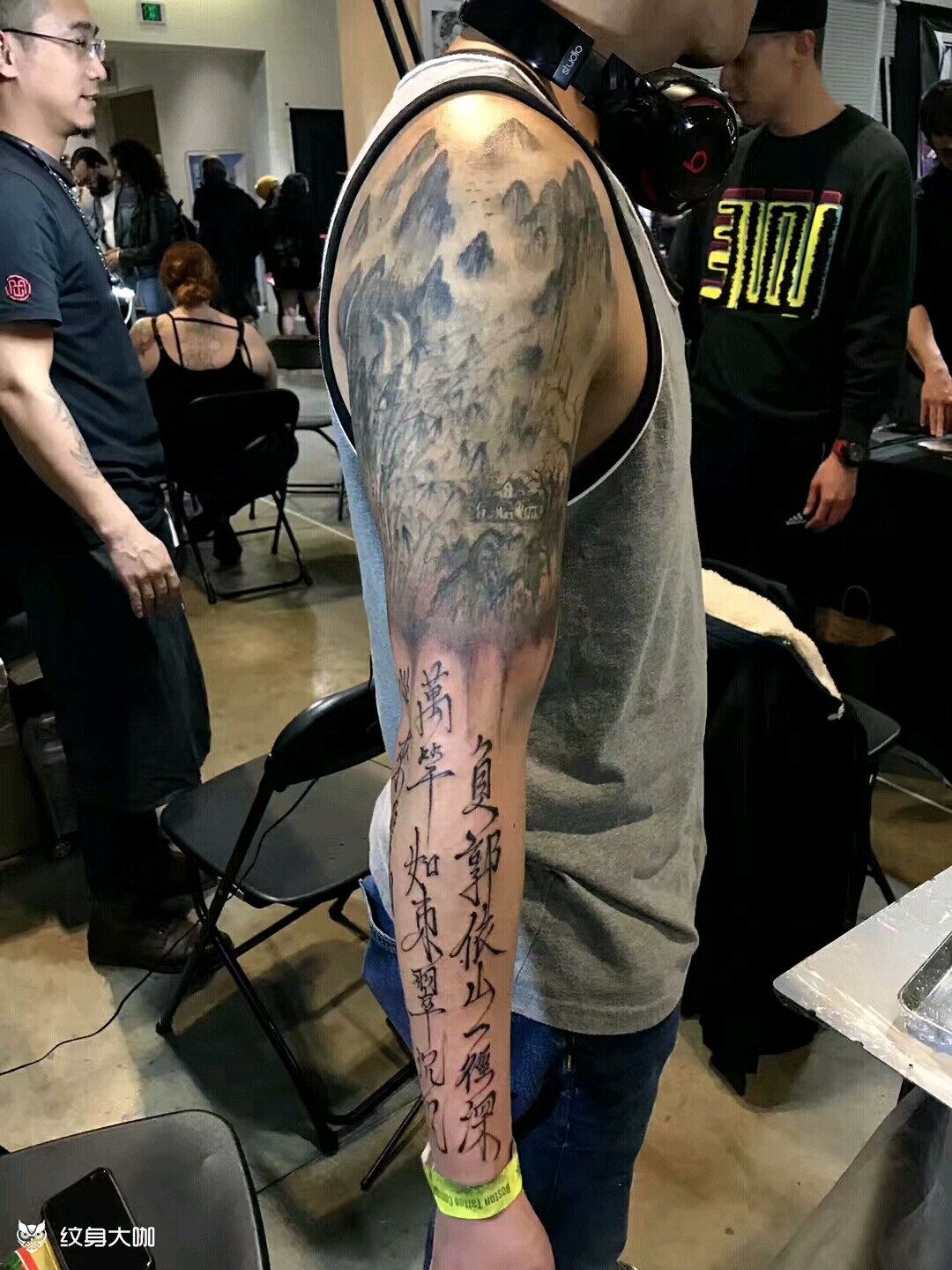 去年萧老师为客人纹了山水画,今年客人的父亲为其选了
