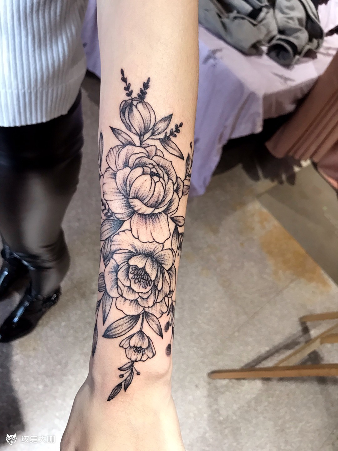 小臂素花胳膊有个烟疤遮盖了_纹身吧社区 - 纹身大咖