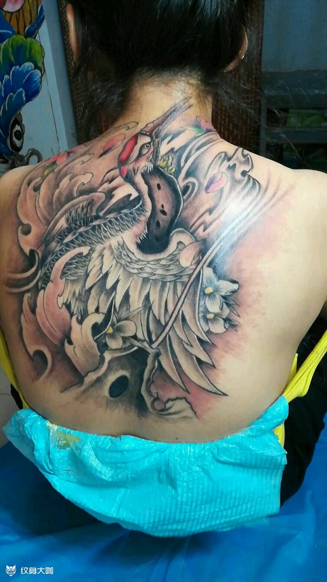 仙鹤遮盖顾客黑色皮肤