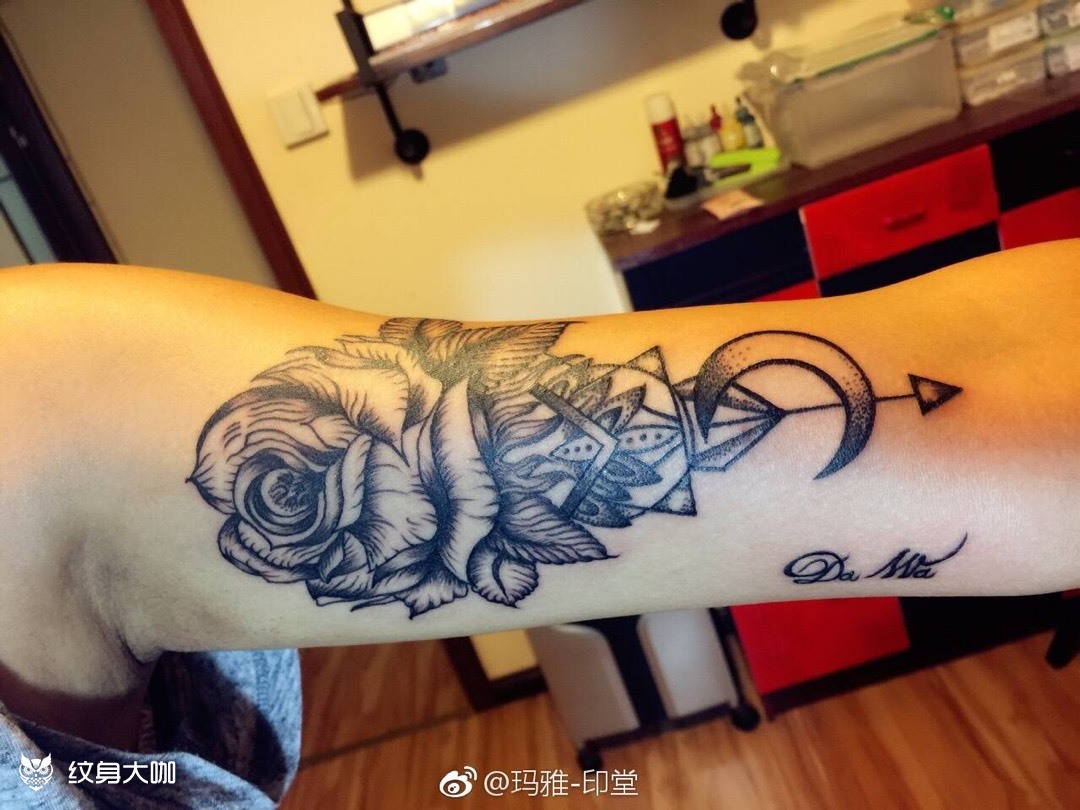 大臂内侧纹身玫瑰