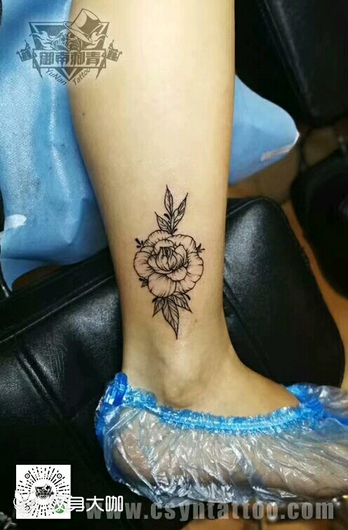 脚踝素花纹身