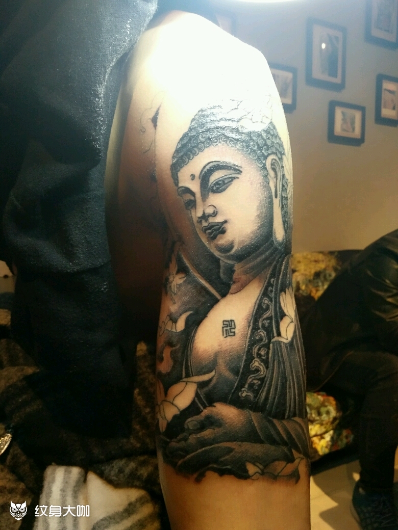 大日如来加莲花坐台接花臂_纹身图案手稿图片_圆周率的纹身作品集