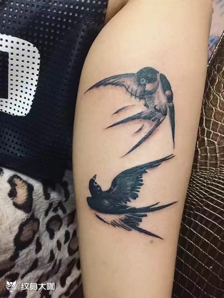 小腿燕子纹身