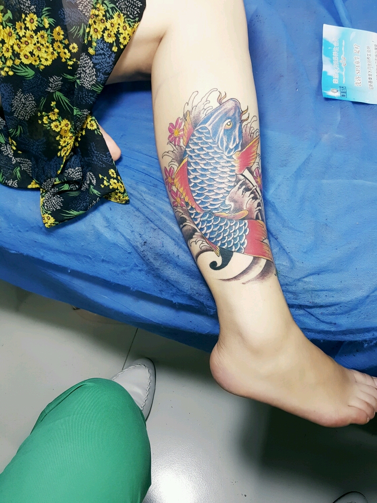 美女小腿招财鱼覆盖老纹身