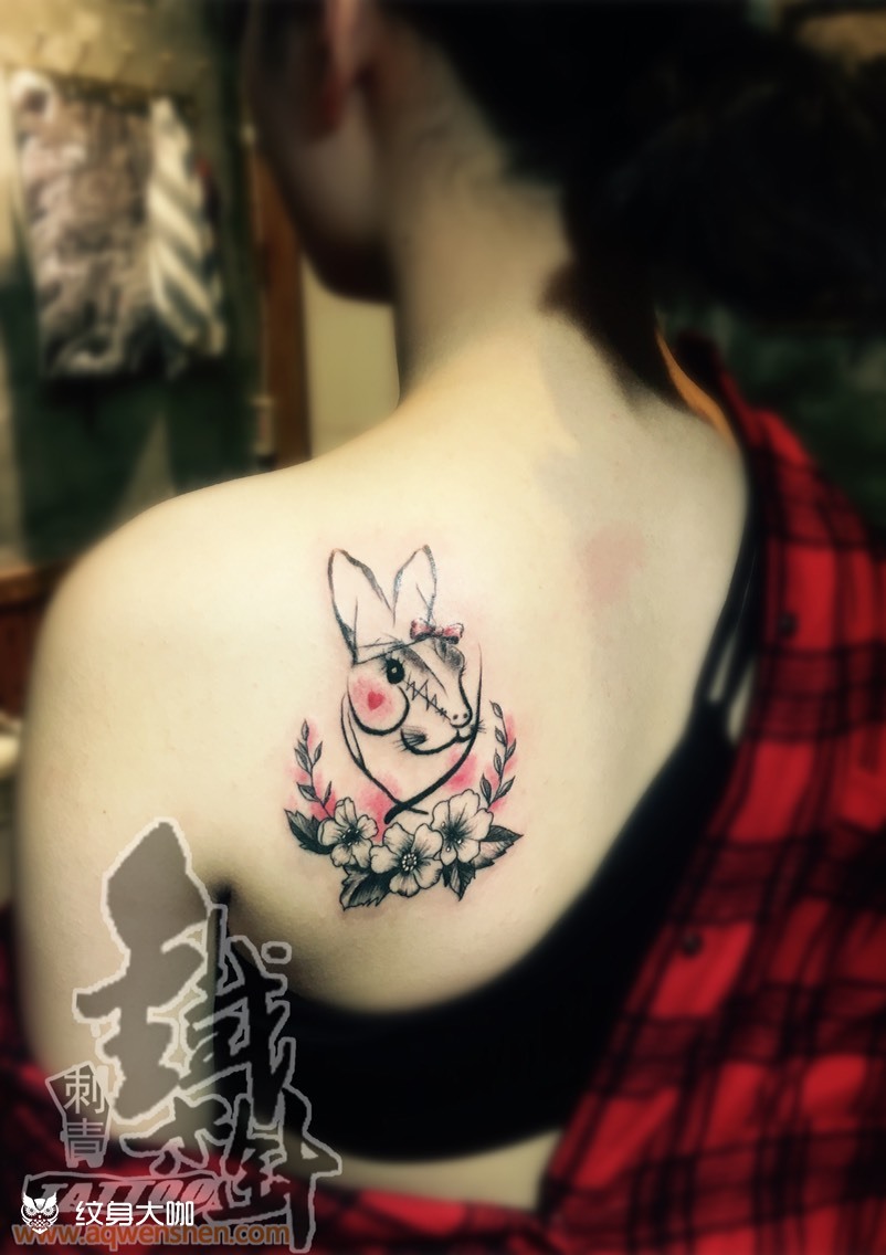 肩部彩色兔子花卉纹身图案