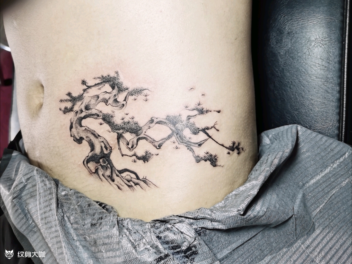 水墨松树纹身图片