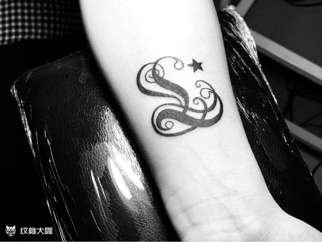 双l拼写_纹身图案手稿图片_石头的纹身作品集