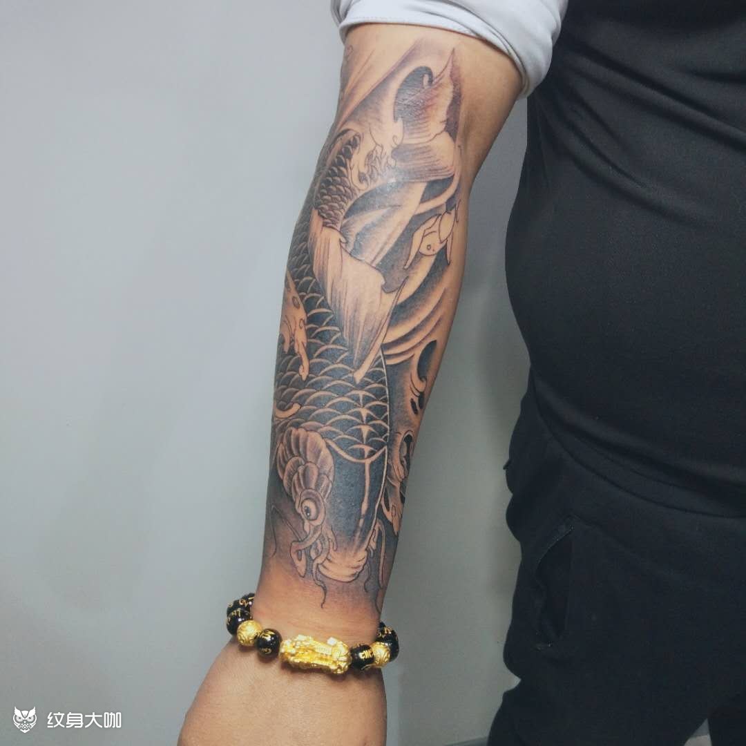 小臂纹身图案鲤鱼图片