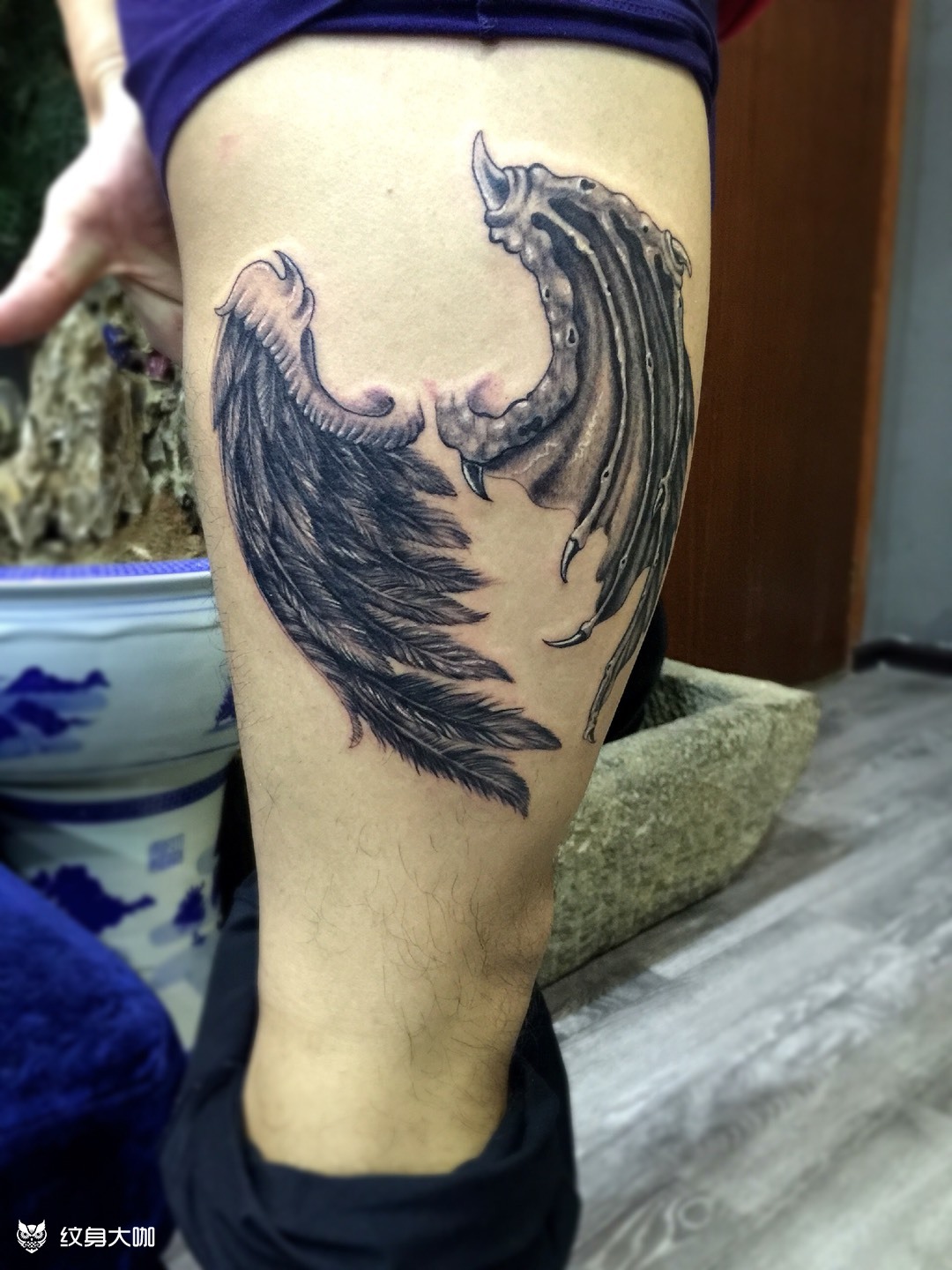 作品简介:翅膀  善恶 ……  人民医院的医生   平时给人扎针   这次被