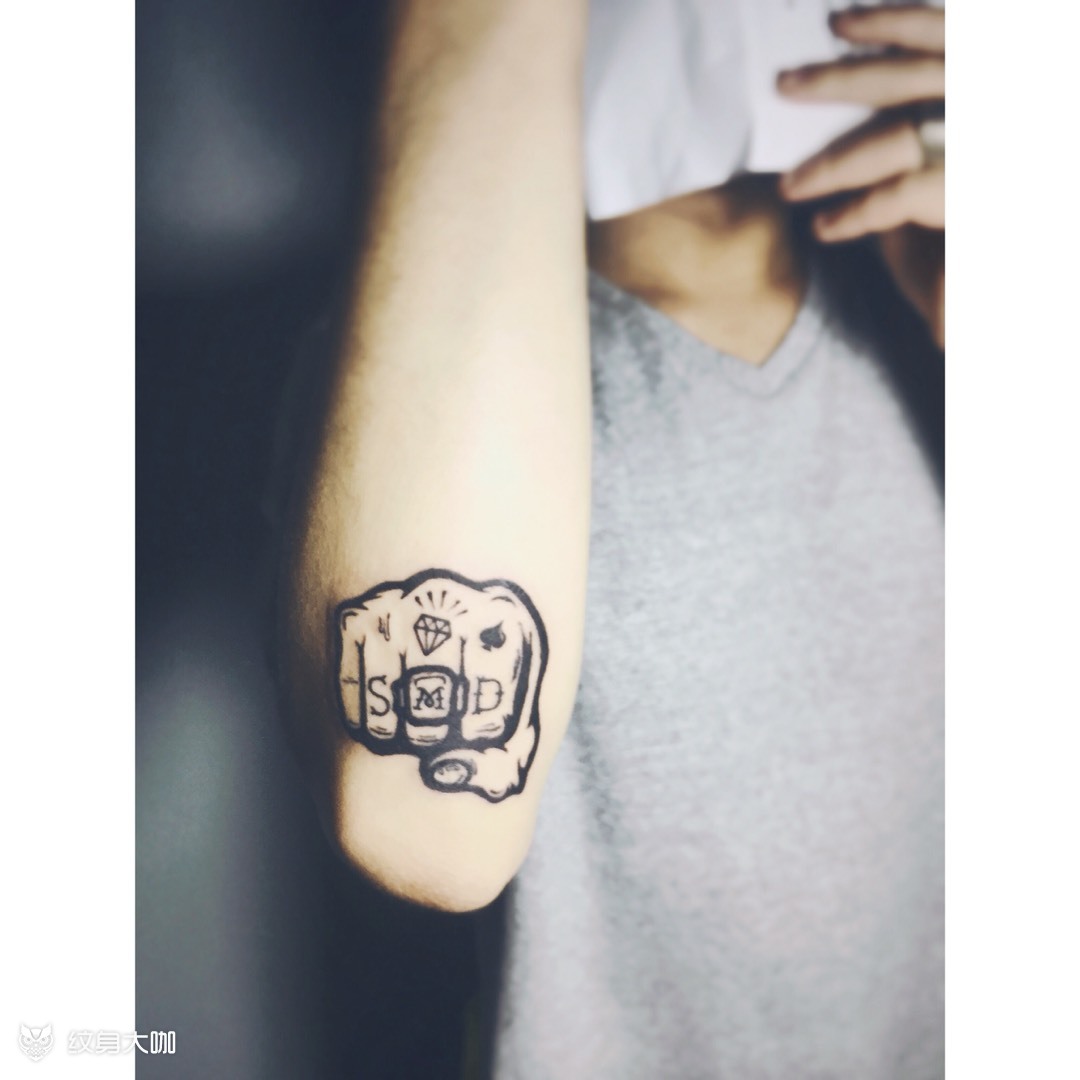 拳头_纹身图案手稿图片_胡劼的纹身作品集