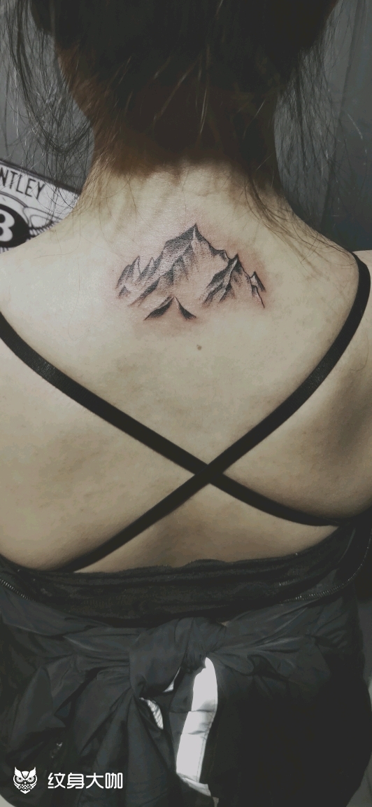 一座山的纹身图案图片